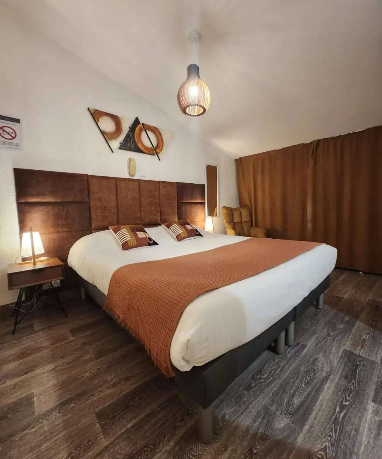 Property building, Bed in Cit'Hotel Le Cheval Blanc