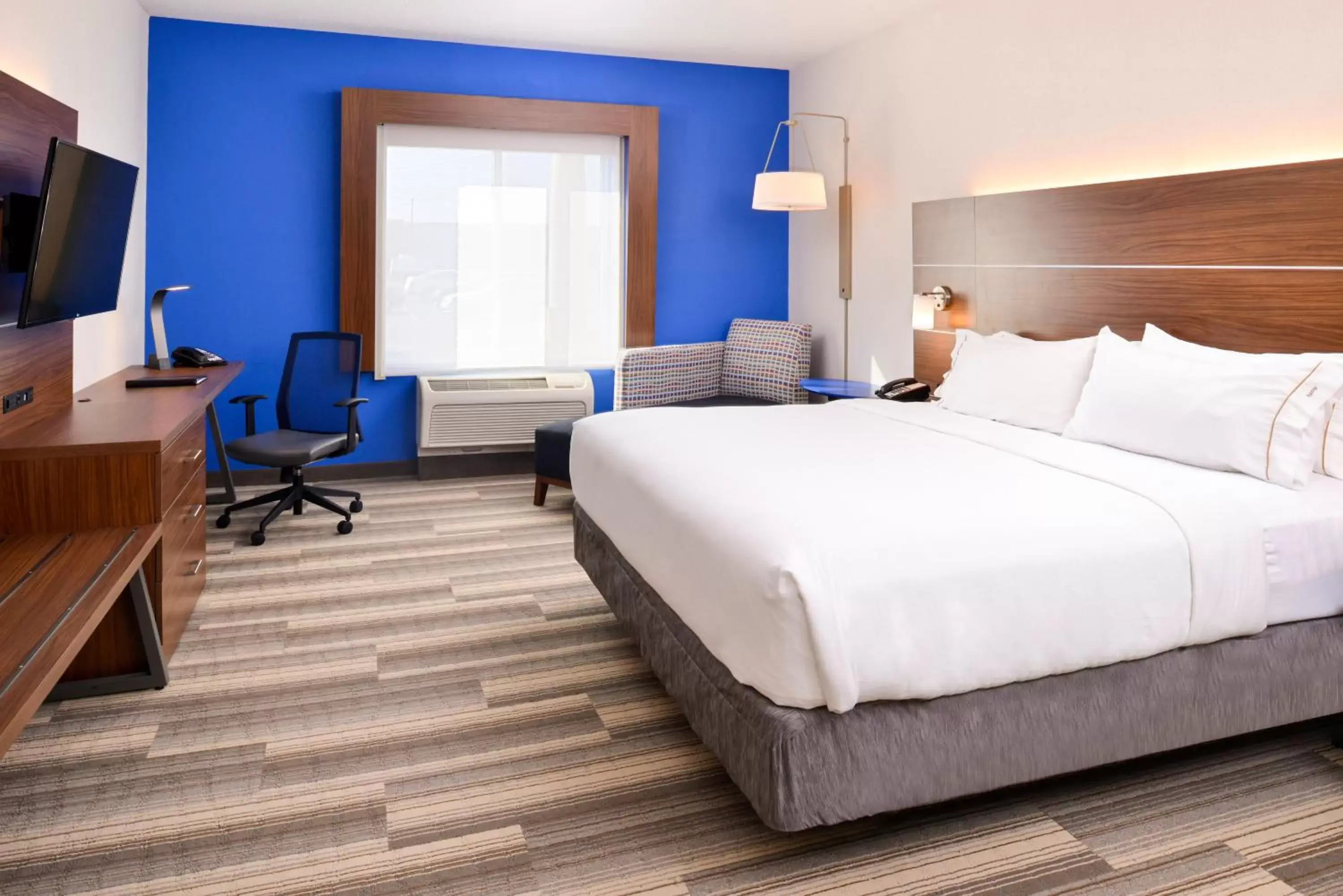Photo of the whole room, Bed in Holiday Inn Express Hotel & Suites Urbana-Champaign-U of I Area, an IHG Hotel