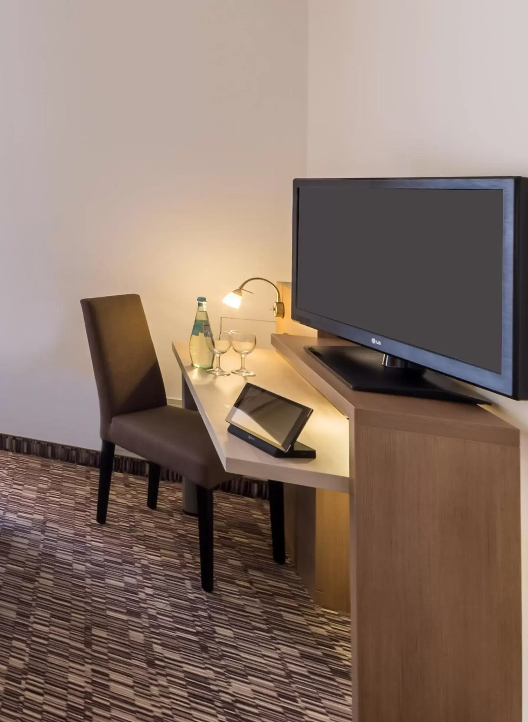 TV and multimedia, TV/Entertainment Center in Park Inn by Radisson Göttingen