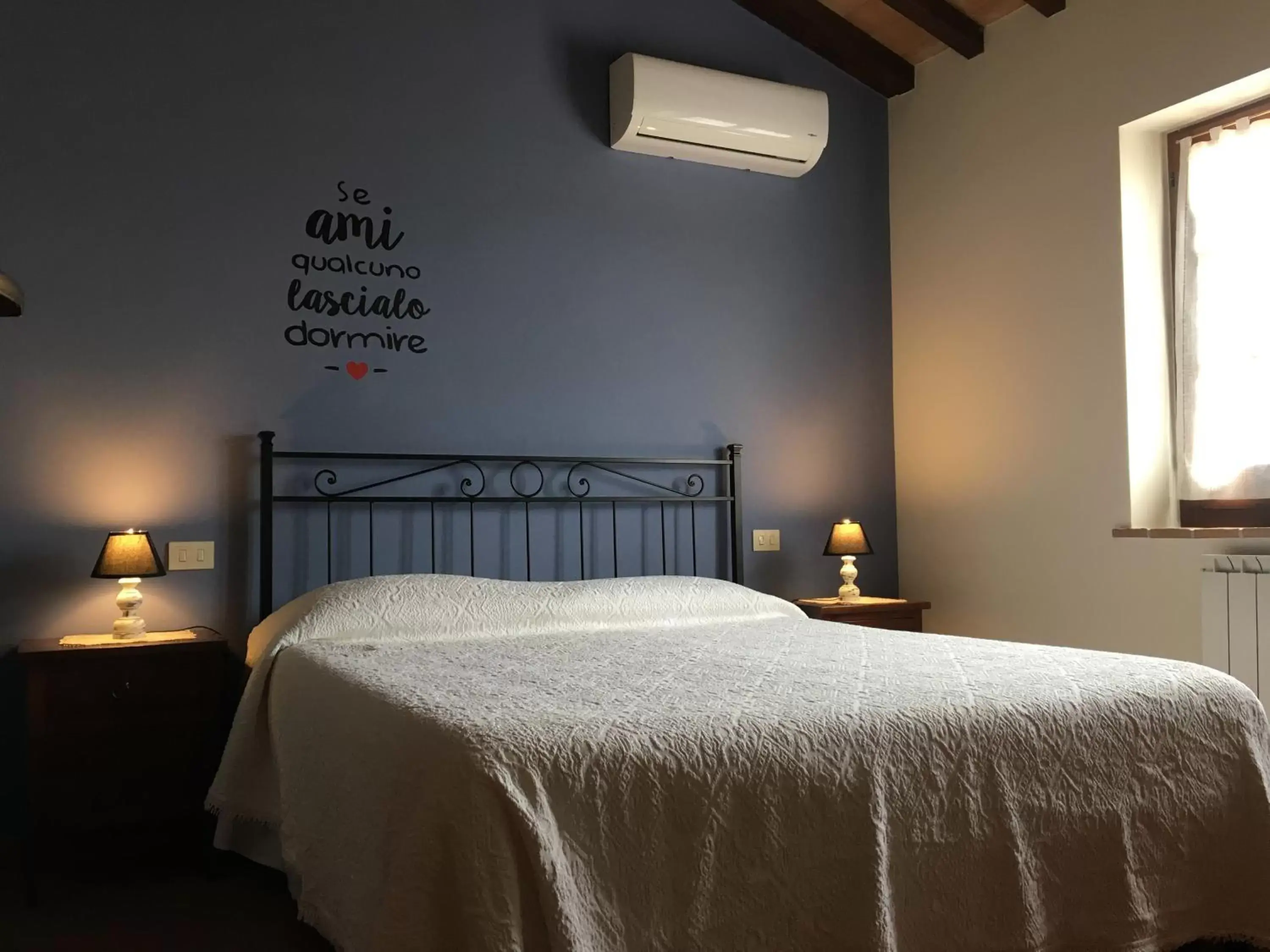 Photo of the whole room, Bed in Tenuta Badia '99