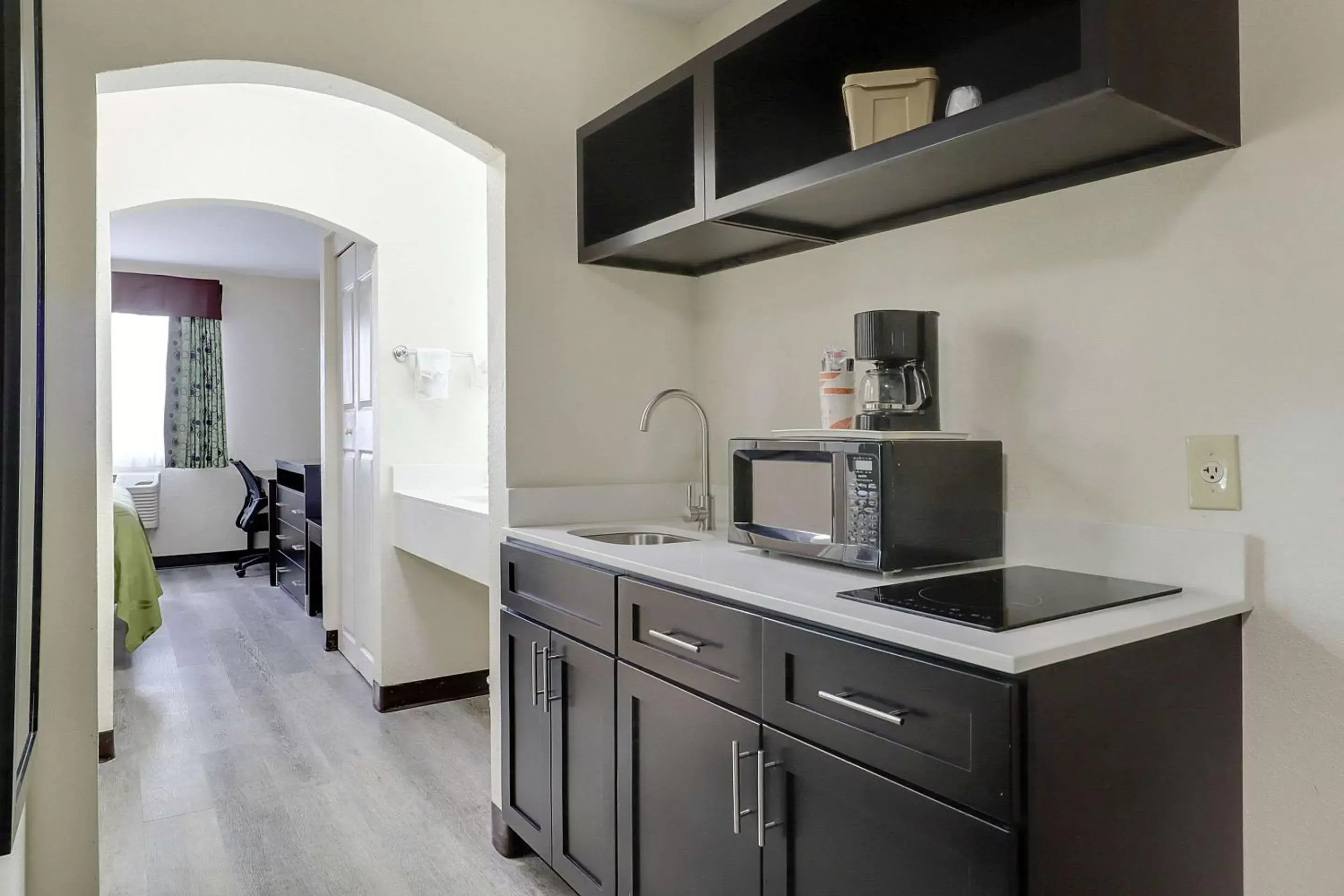 Bedroom, Kitchen/Kitchenette in Quality Suites Albuquerque Airport