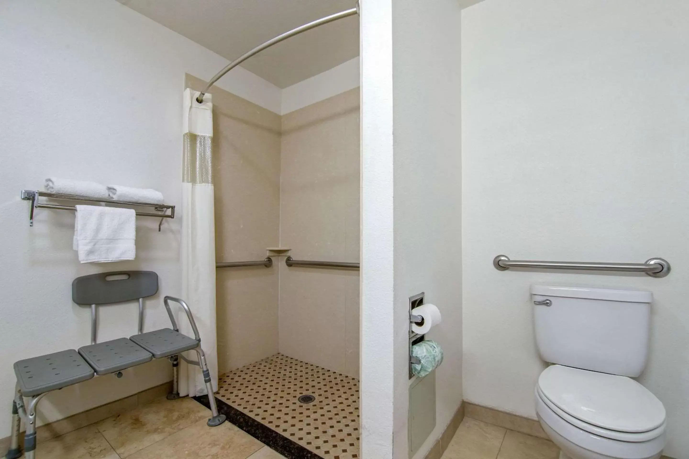 Bathroom in Rodeway Inn Adelanto US 395