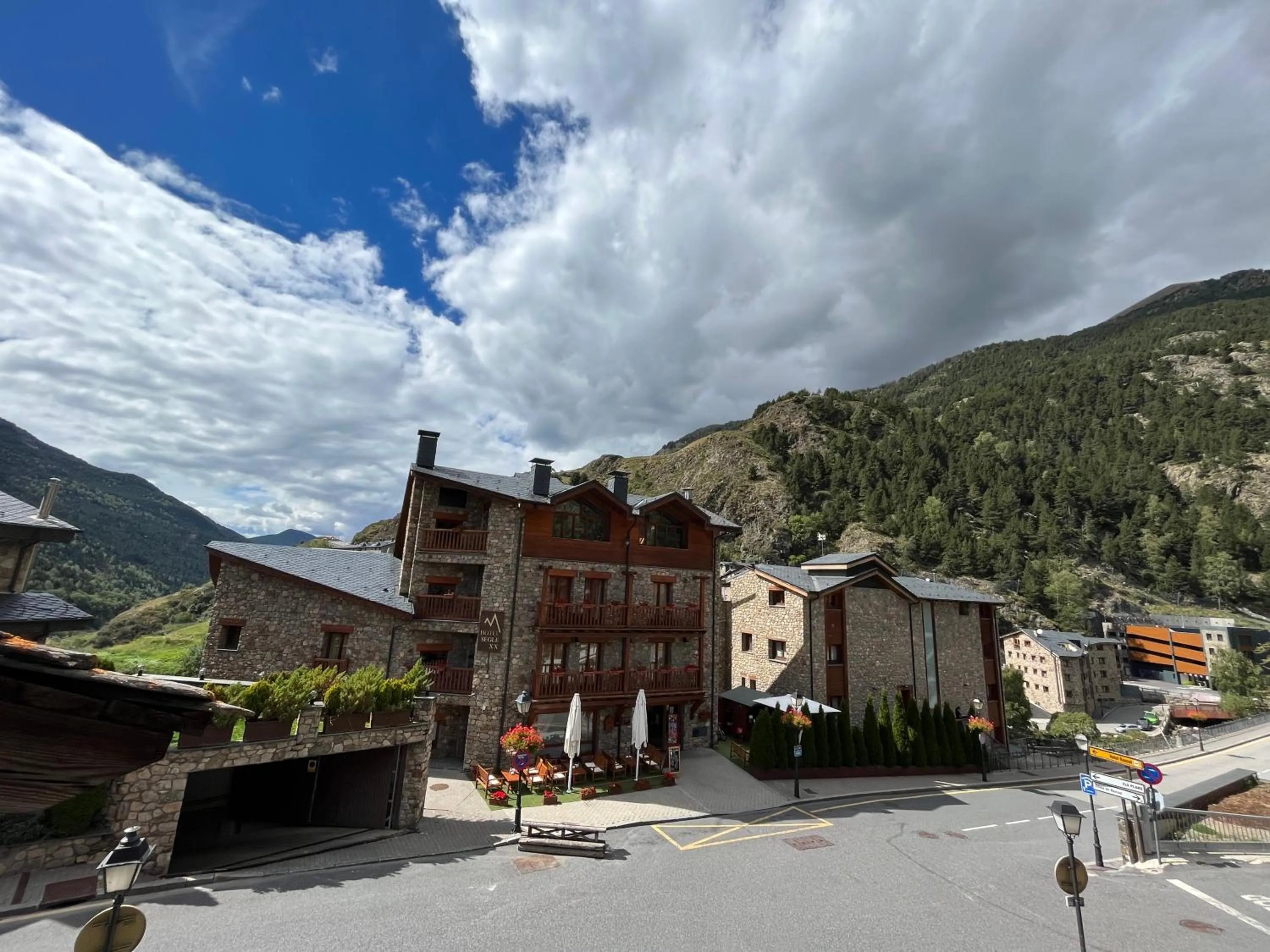 Property Building in Wuau! Hotel Segle XX