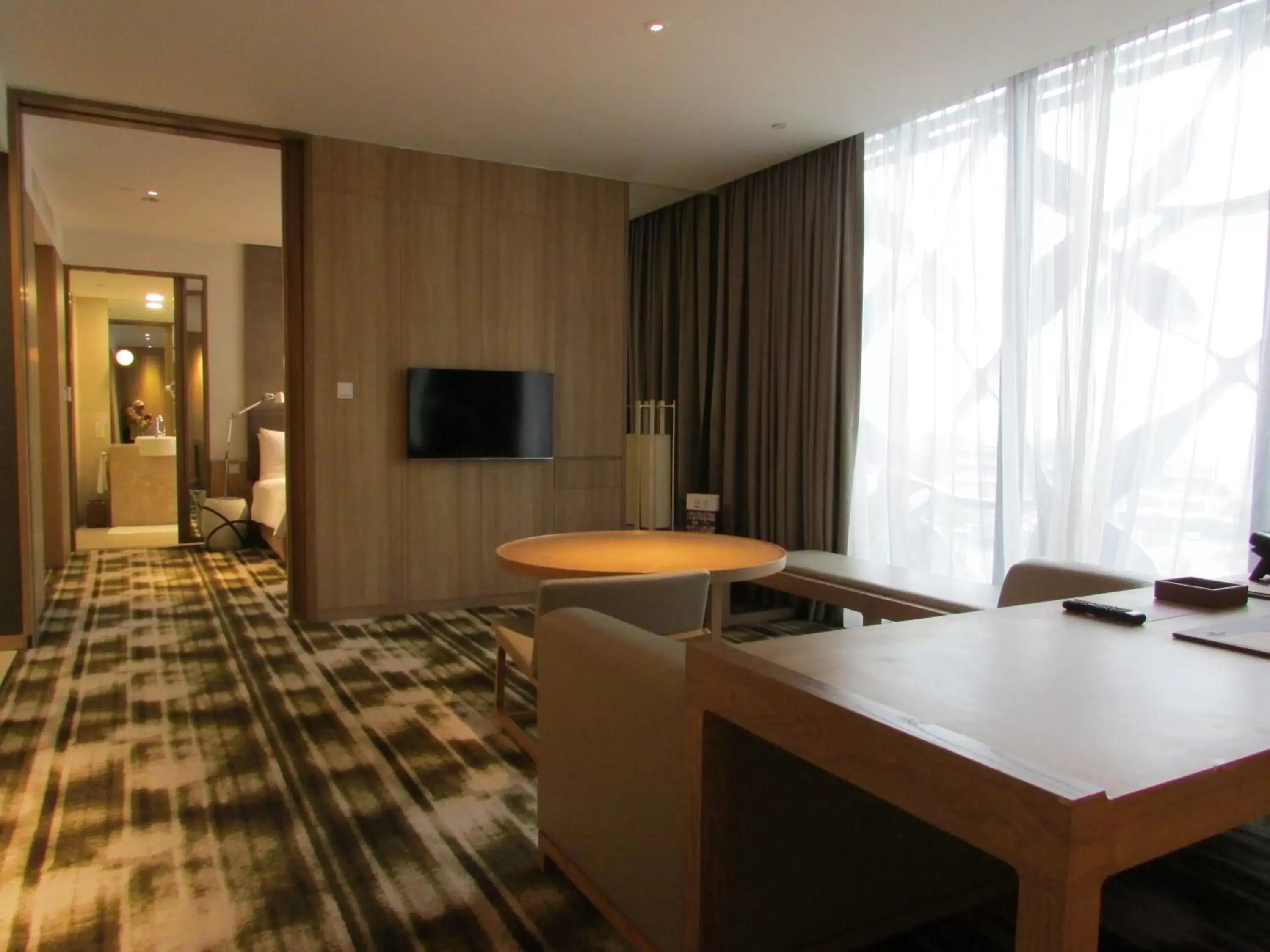 TV and multimedia, Lounge/Bar in Crowne Plaza Changi Airport, an IHG Hotel