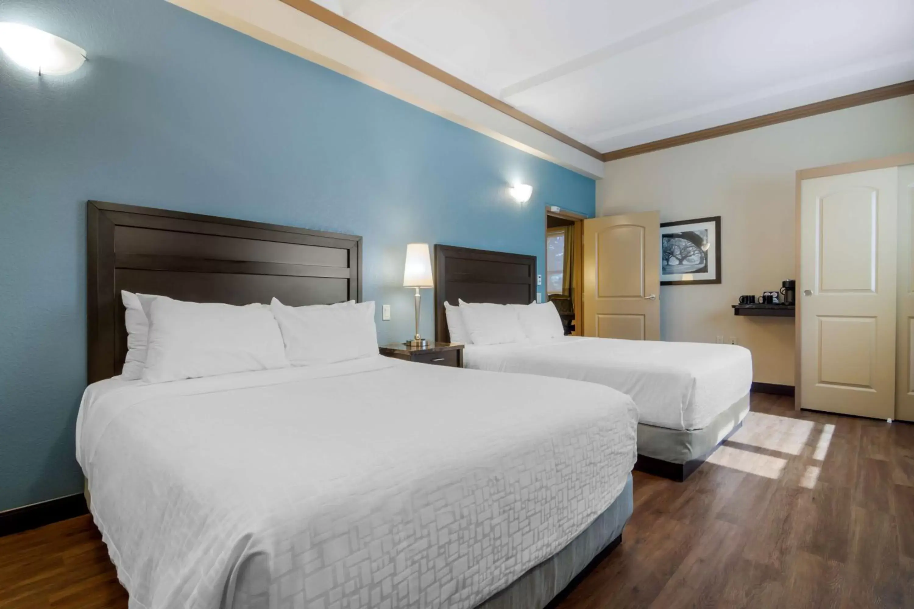 Bedroom, Bed in Best Western Plus Kamloops Hotel