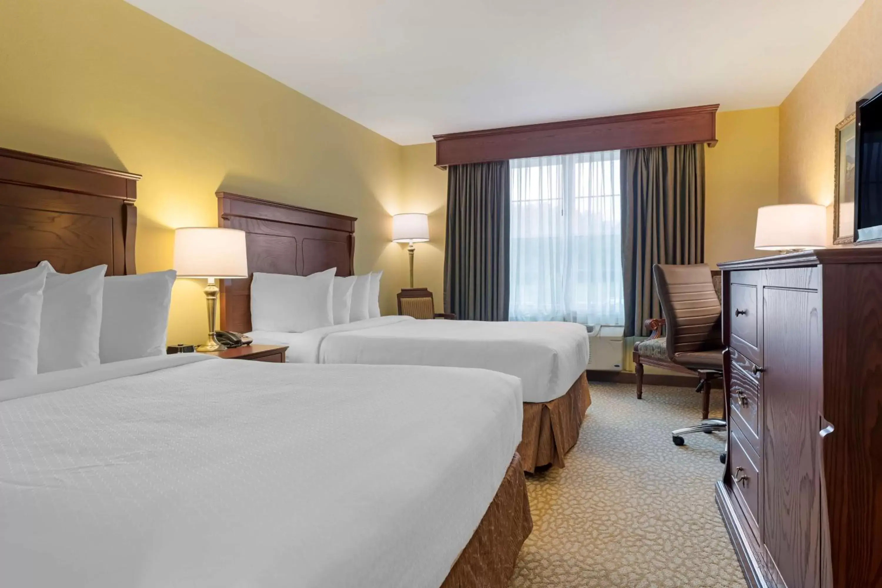 Bedroom in Best Western Plus Grand-Sault Hotel & Suites