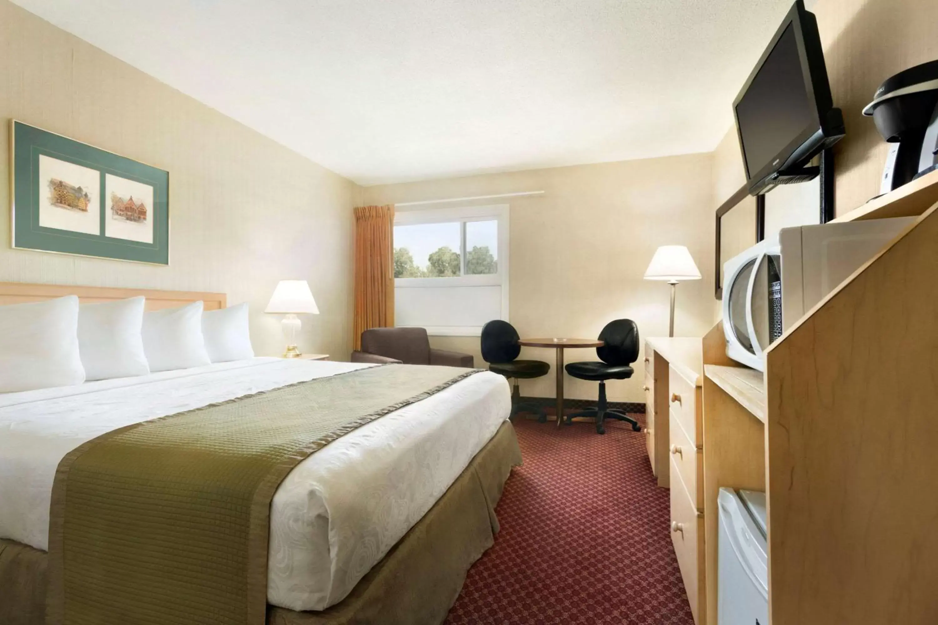 Photo of the whole room, Bed in Travelodge by Wyndham Lethbridge