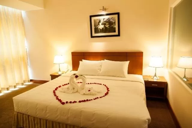 Bedroom, Bed in River Hotel