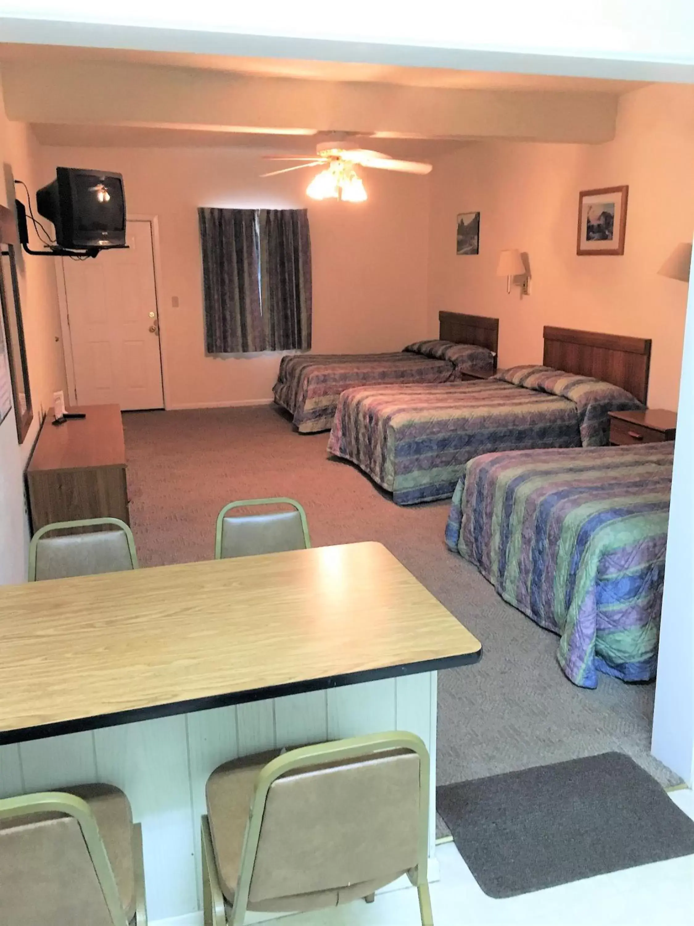Photo of the whole room in Hunters Lodge Motel