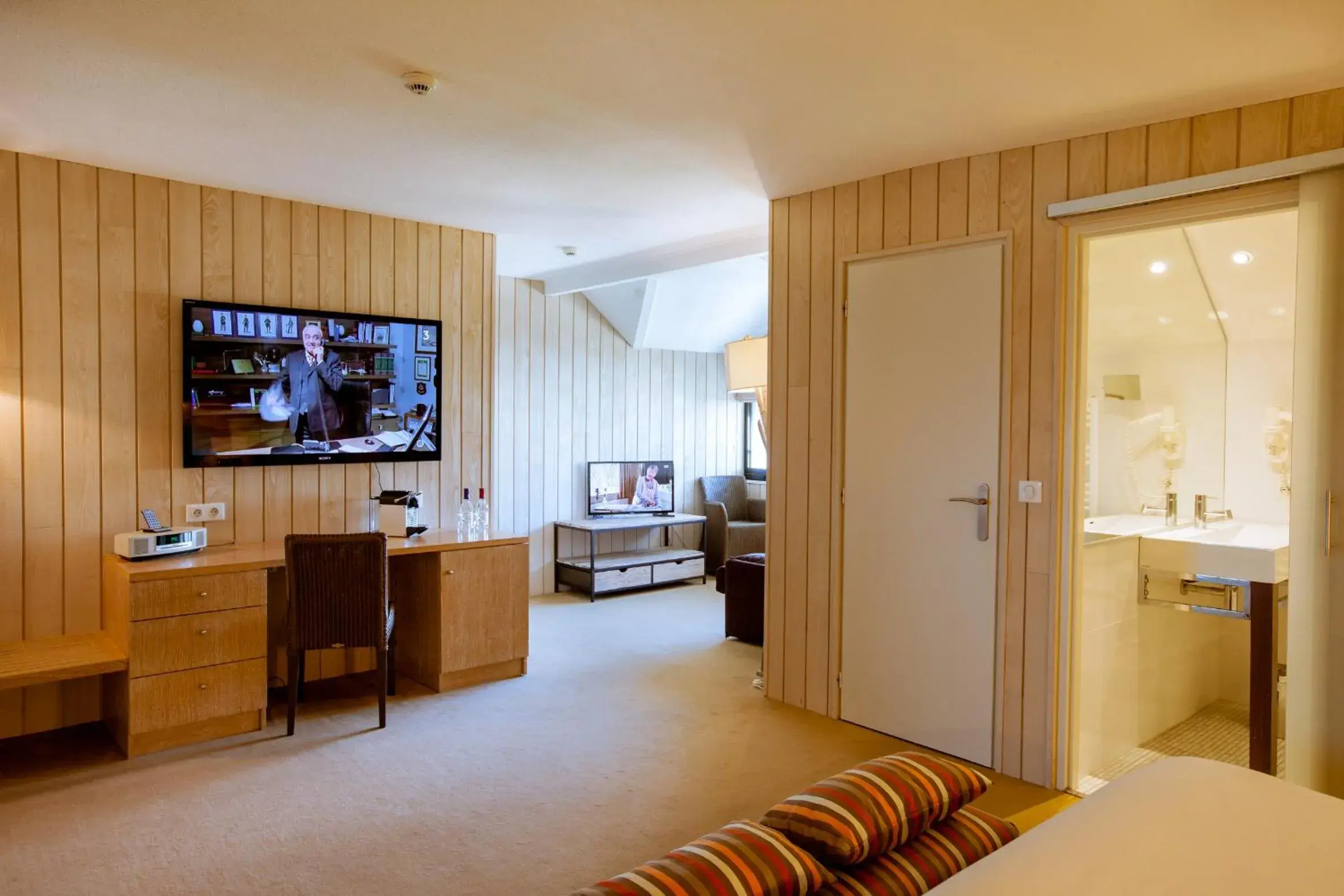 Photo of the whole room, TV/Entertainment Center in Hôtel de La Plage by Inwood Hotels