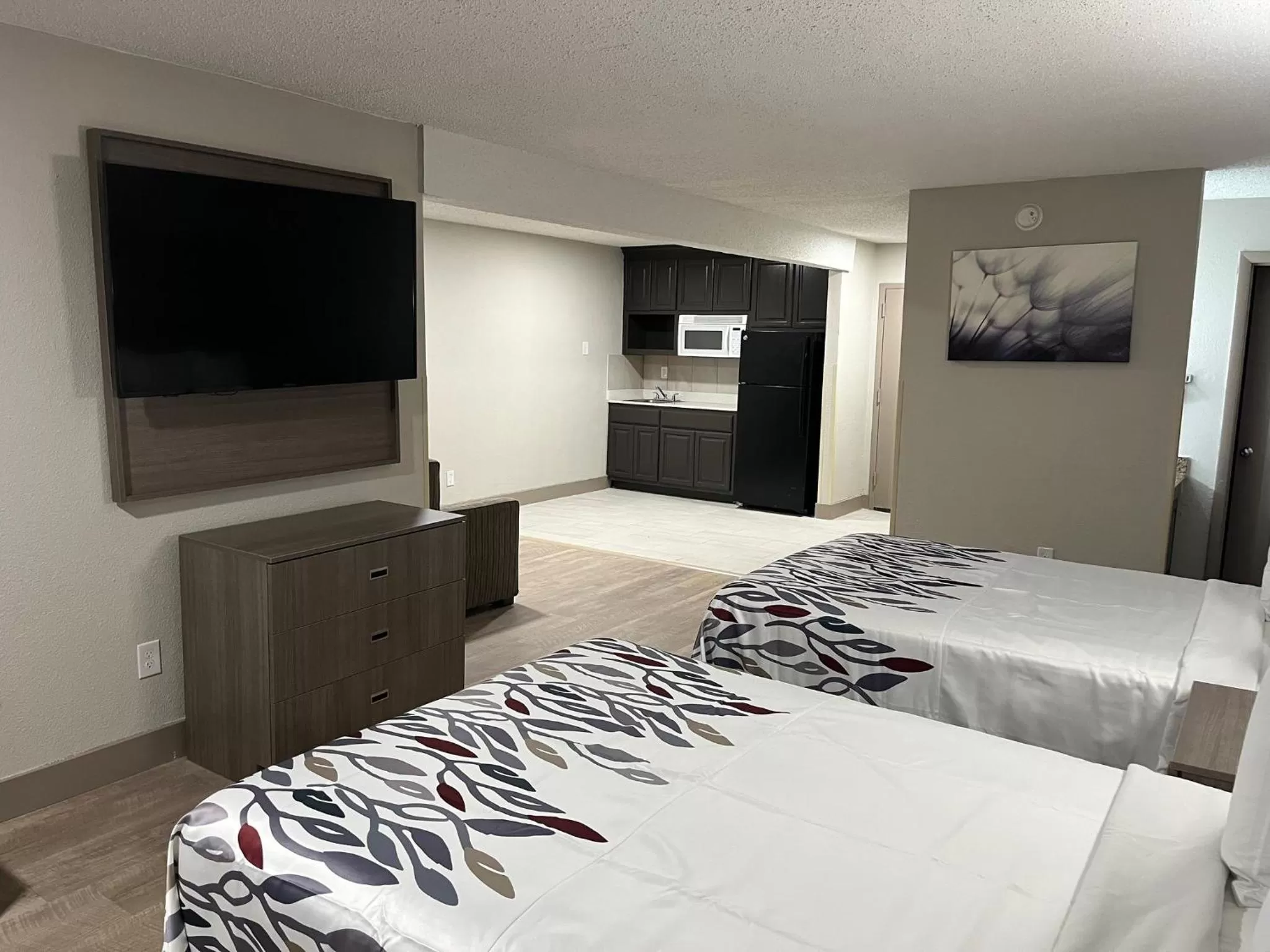 Photo of the whole room, Bed in Mulberry Inn and Plaza