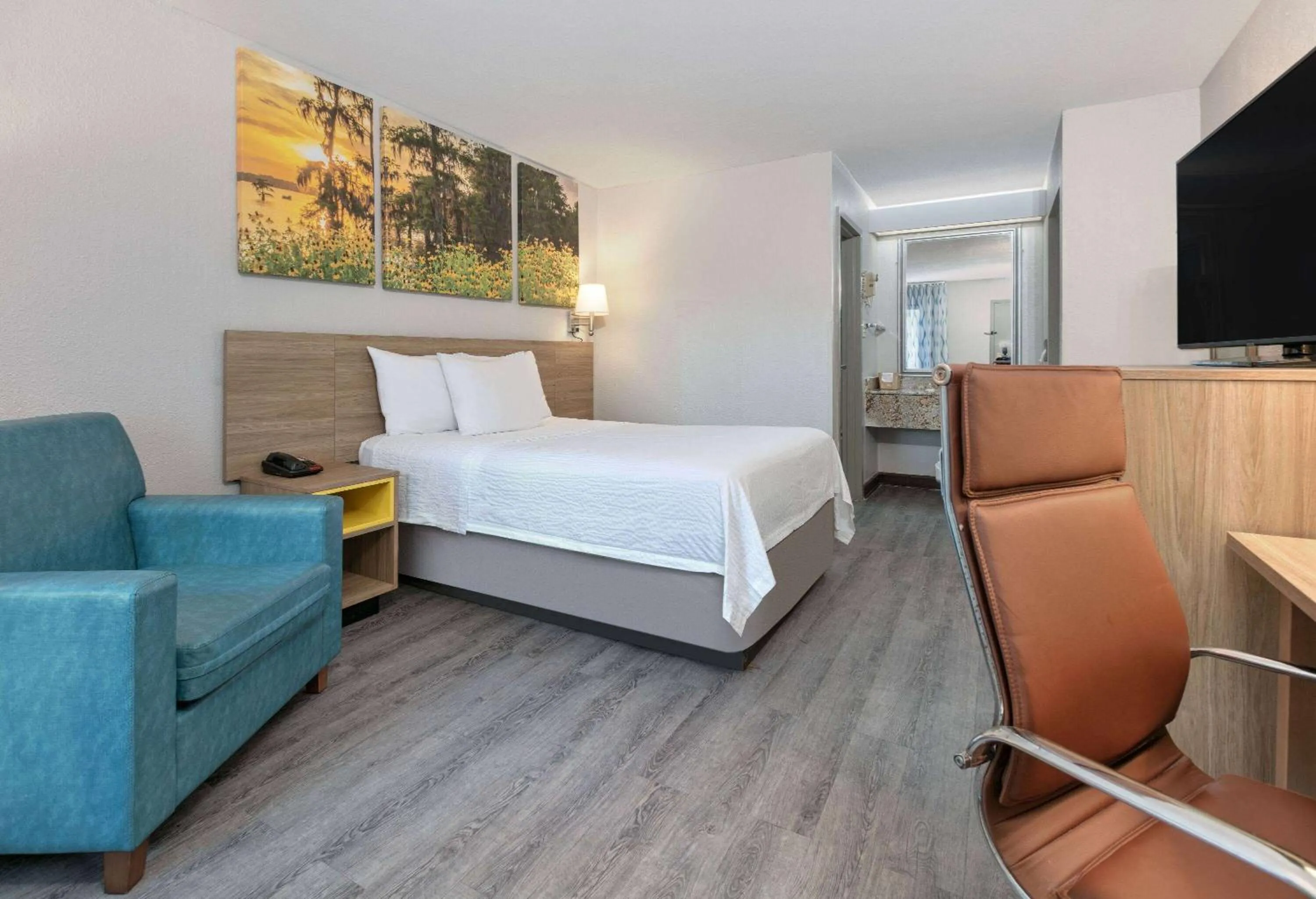 Photo of the whole room, Bed in Days Inn by Wyndham Greenville MS