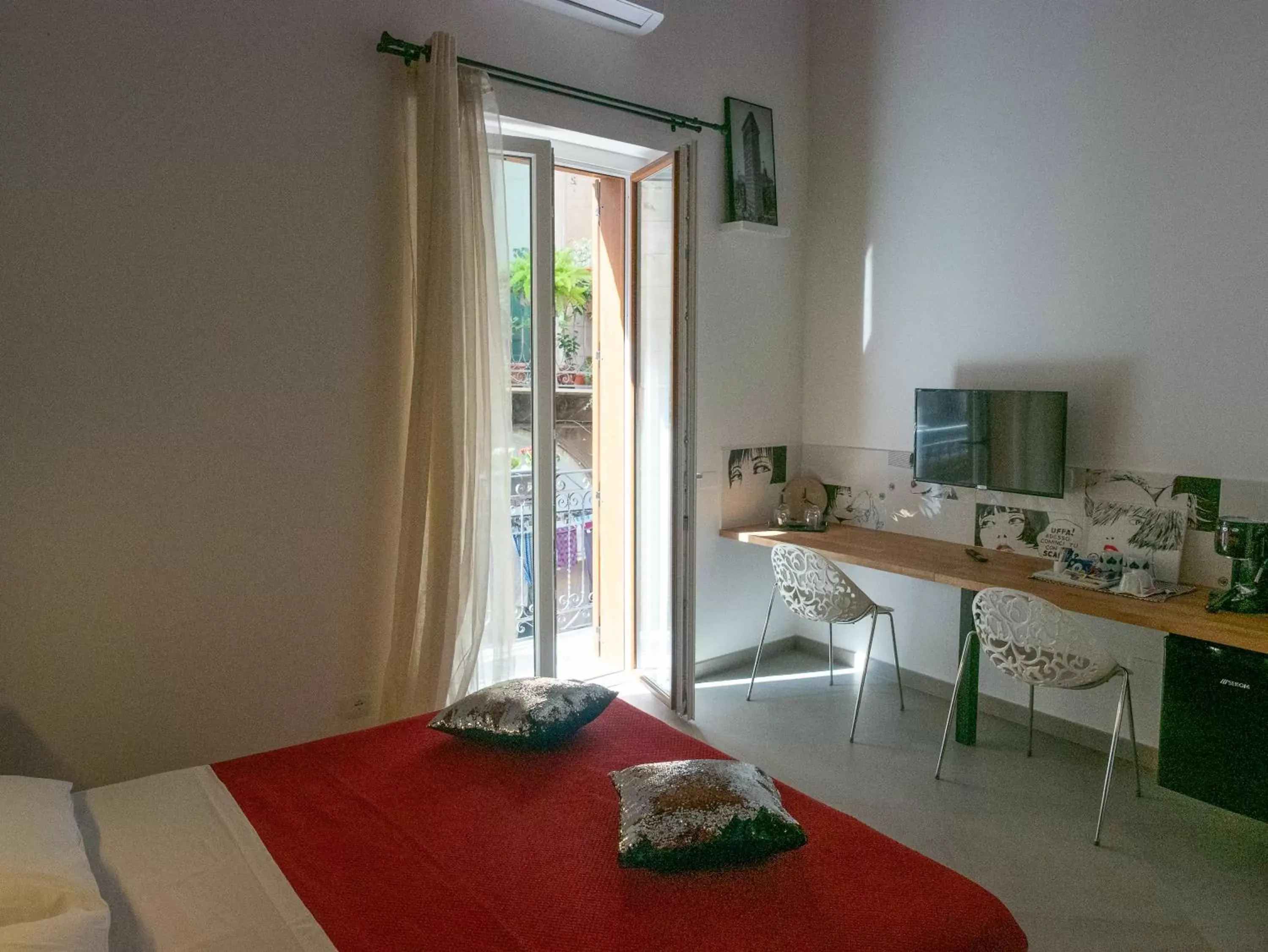 TV and multimedia, Bed in San Francesco Rooms and Apartment with Terrace in Palermo