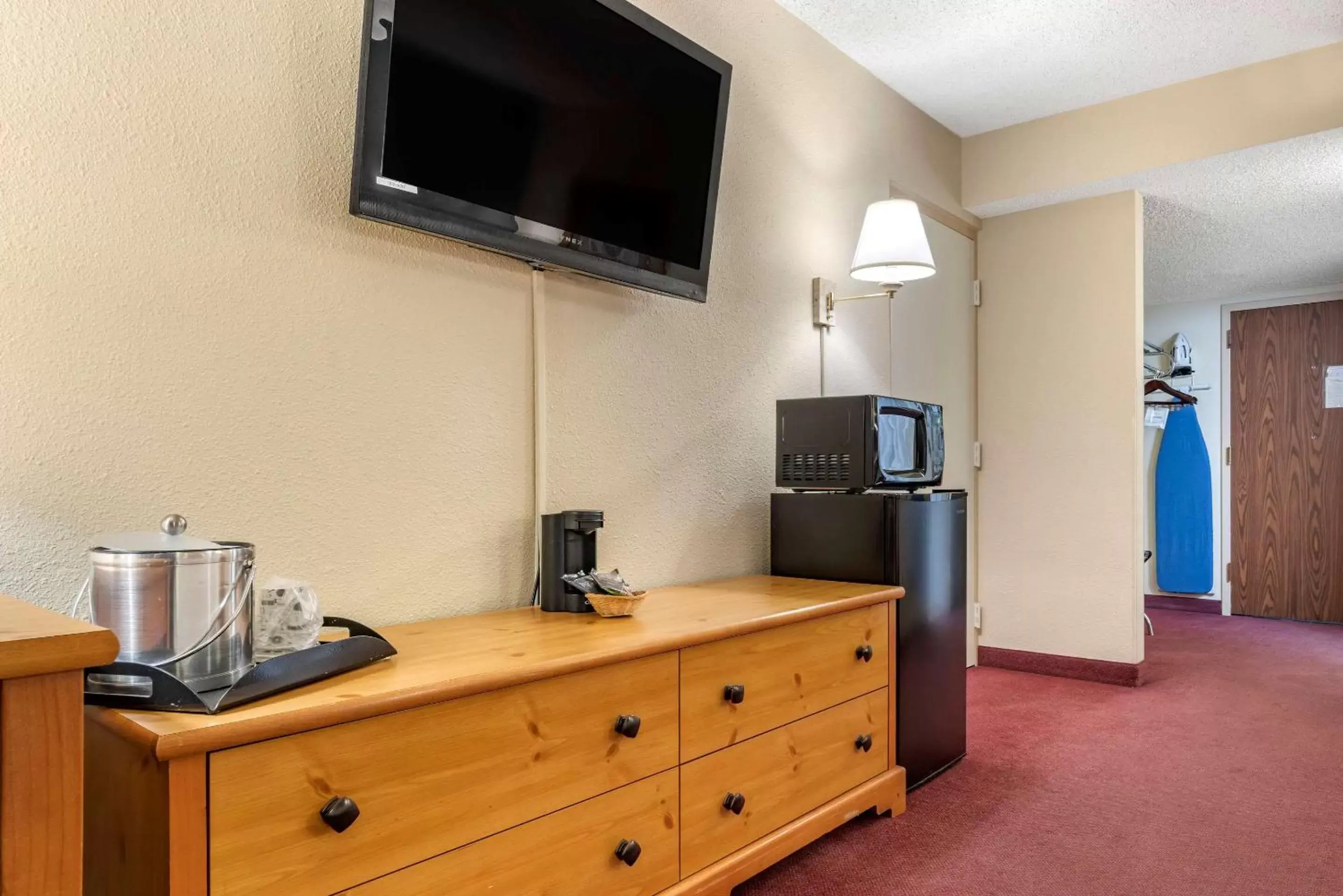 Photo of the whole room, TV/Entertainment Center in The Federal Hotel, Ascend Hotel Collection