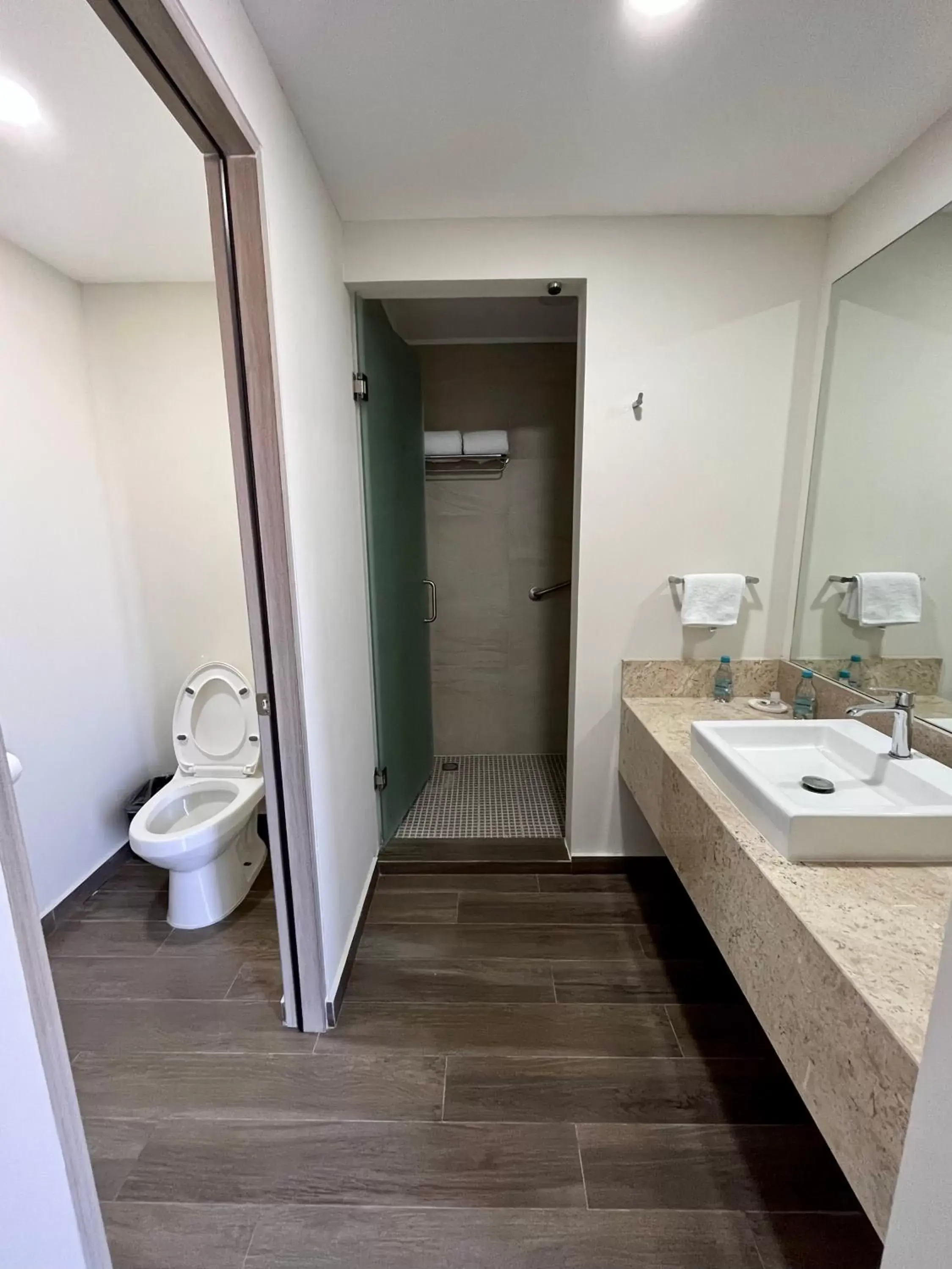 Shower, Bathroom in Hotel Refugio