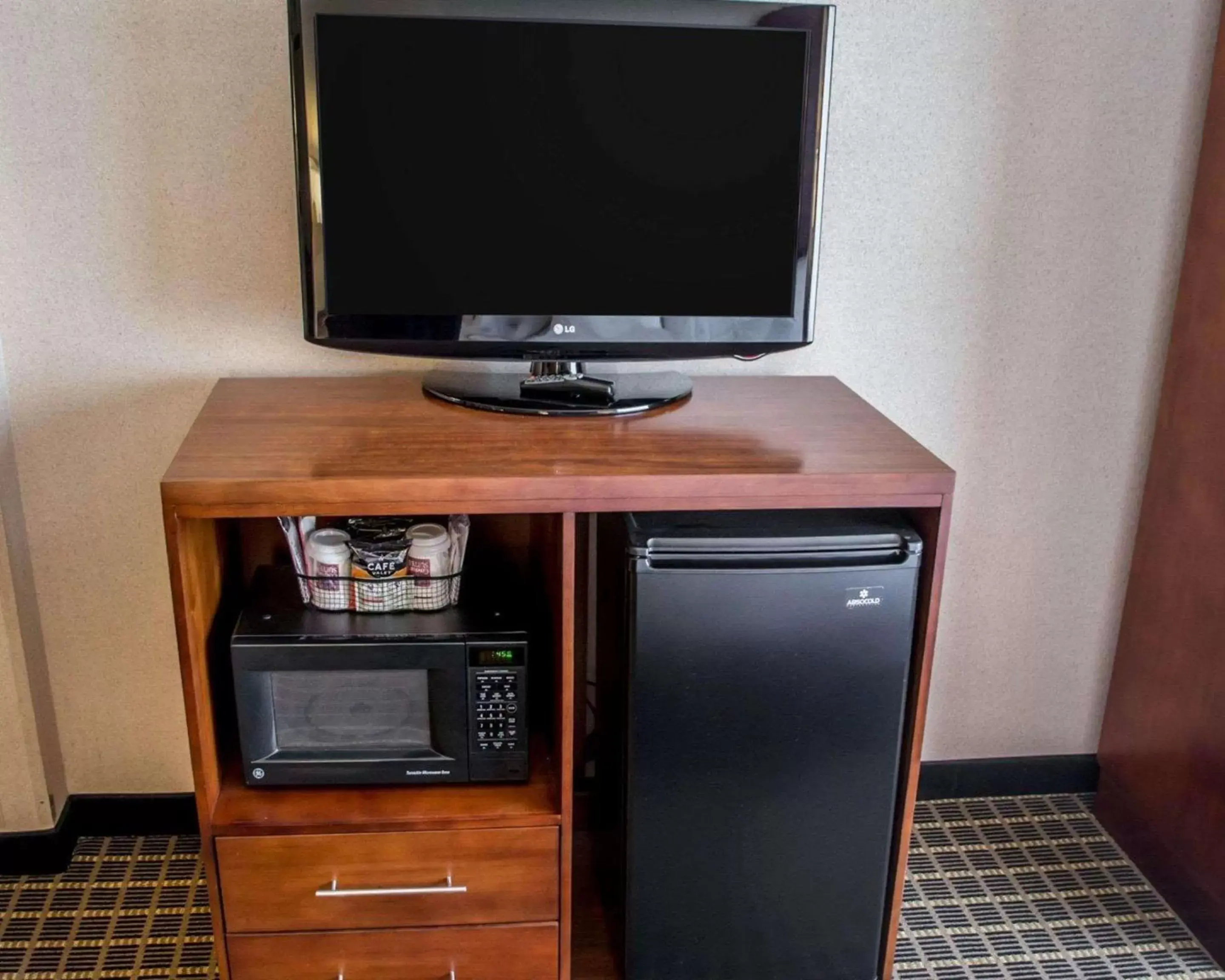 Photo of the whole room, TV/Entertainment Center in Comfort Suites Portland Southwest