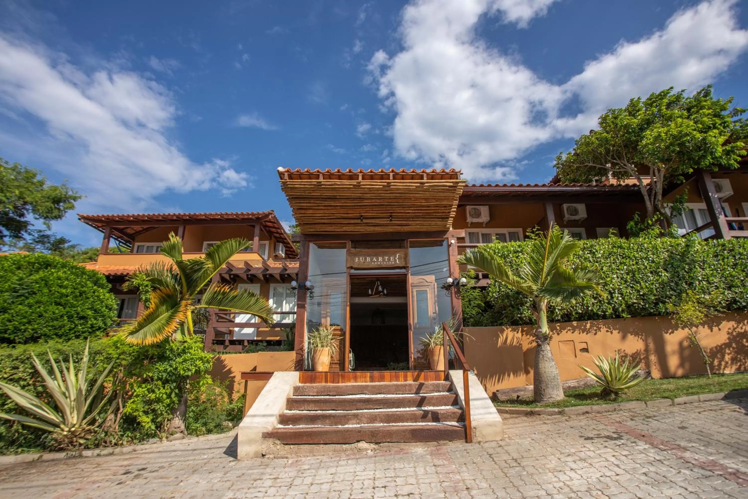 Property building in Jubarte Hotel by Insólito