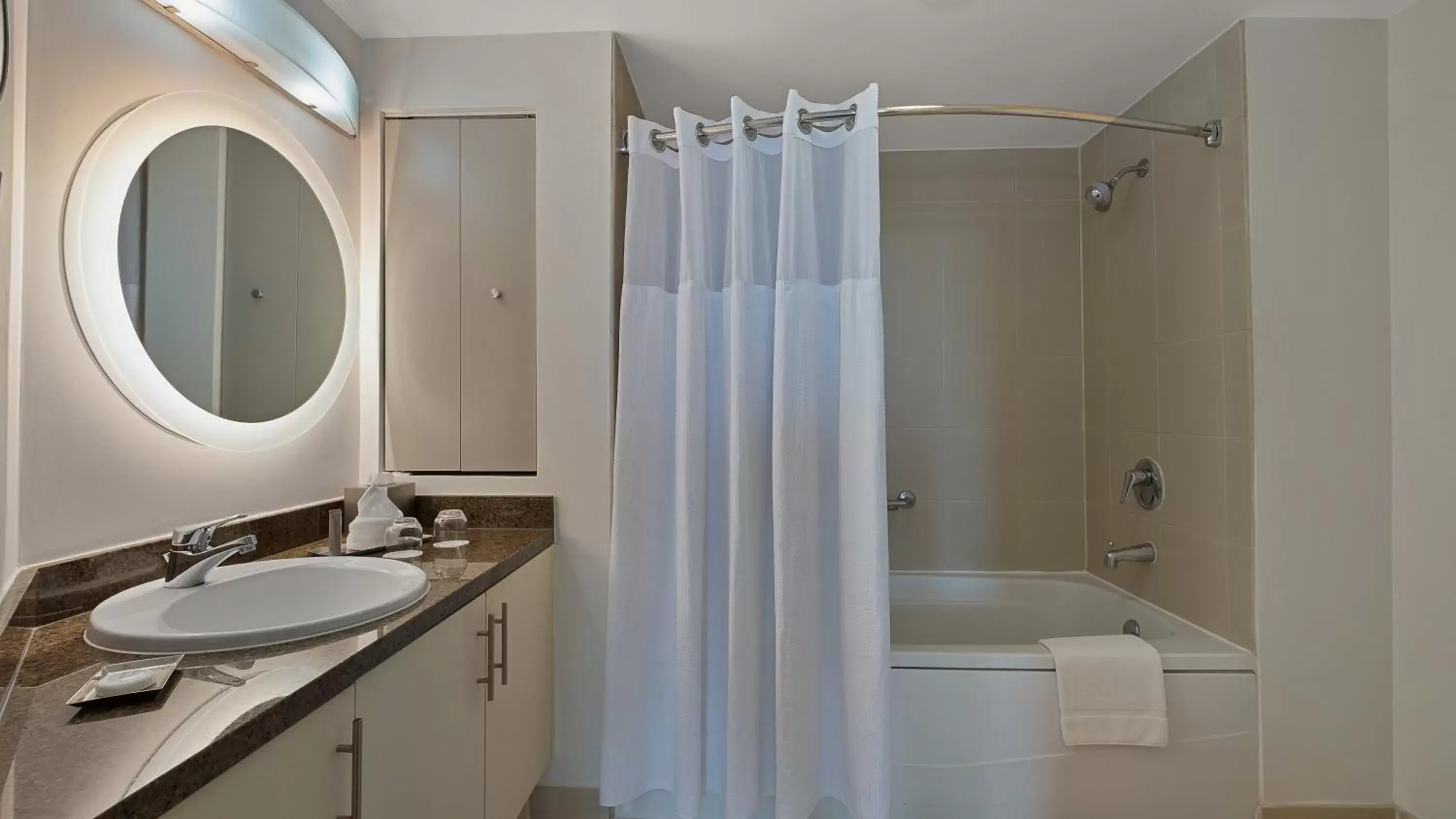 Shower, Bathroom in Hotel Arya BW Premier Collection