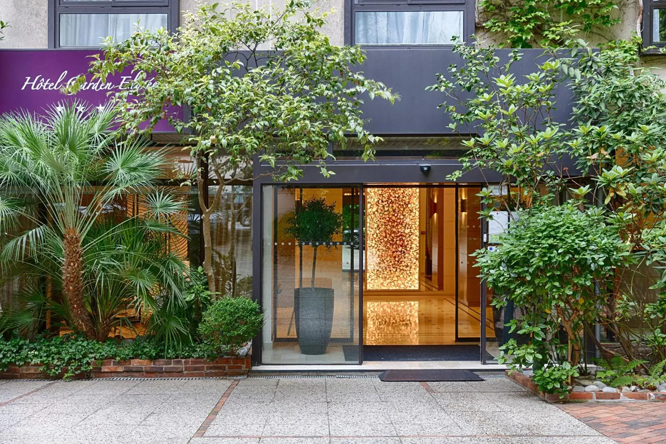 Facade/entrance in Garden-Elysée Facade/entrance in Garden-Elysée