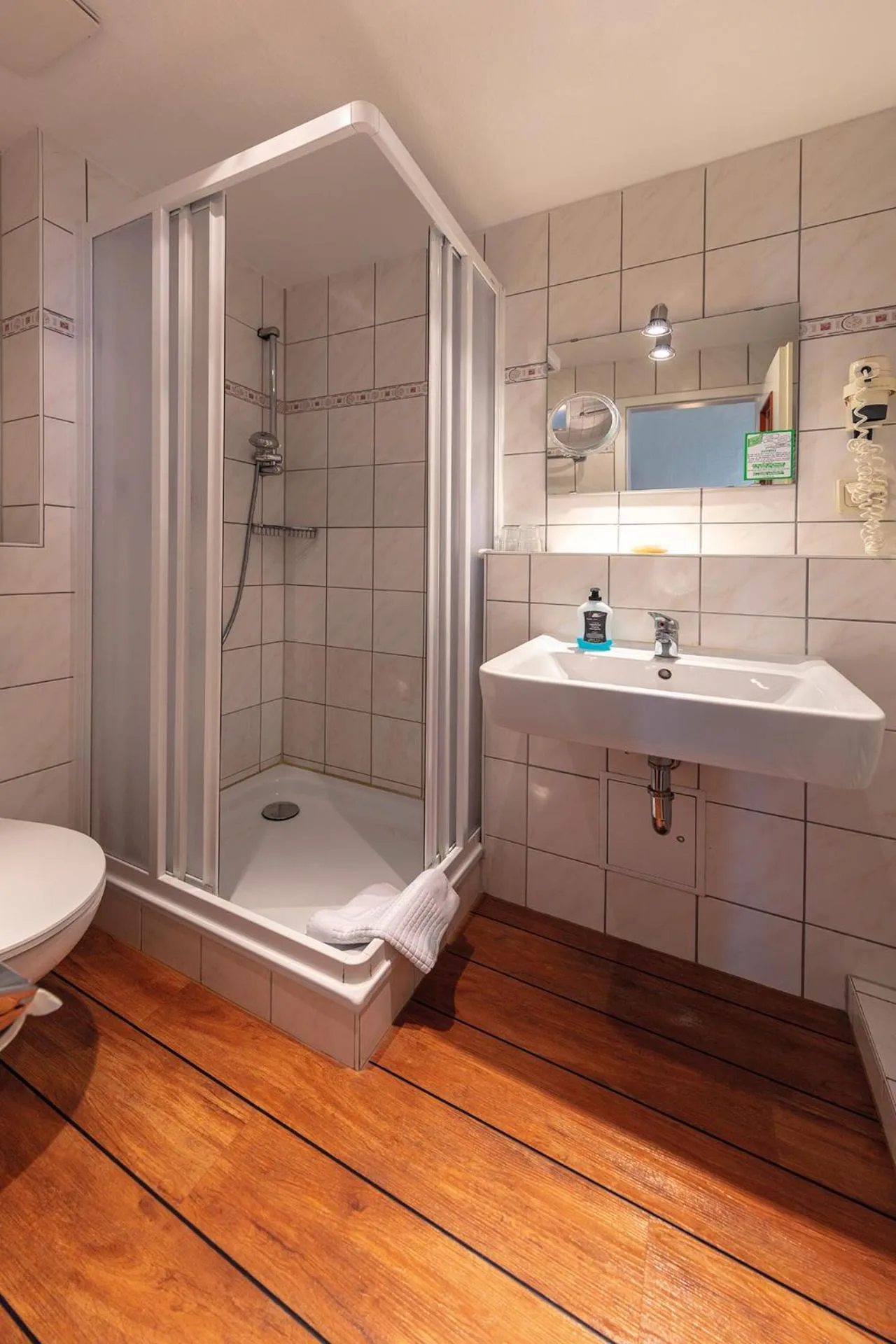 Shower in Hotel Deutsche Flagge