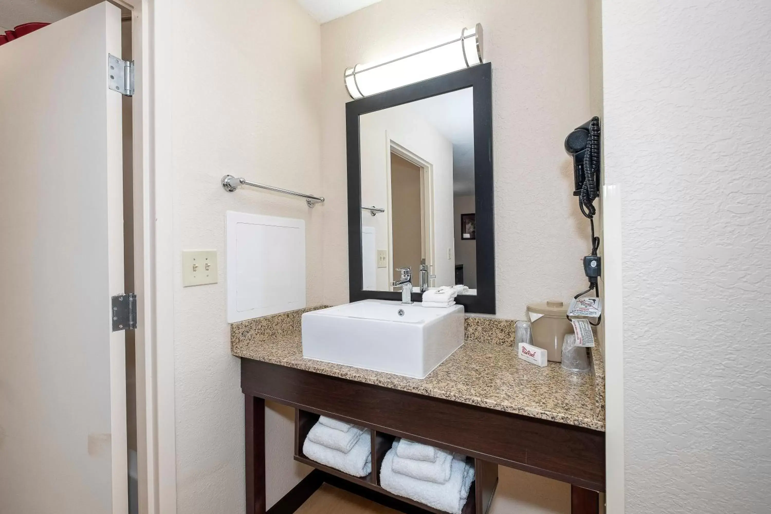 Bathroom in Red Roof Inn PLUS+ Jacksonville – Southpoint