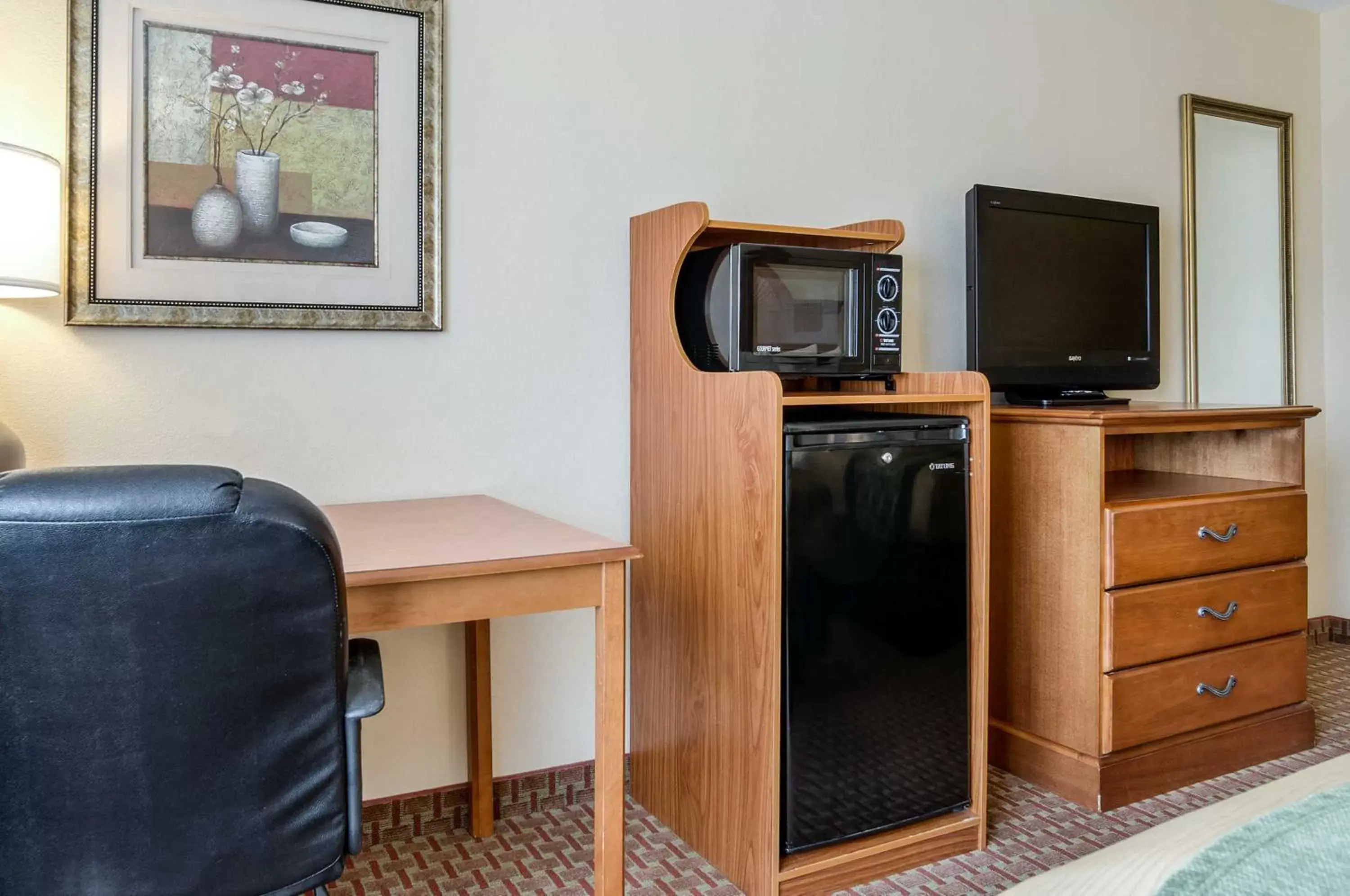 Bedroom, TV/Entertainment Center in Super 8 by Wyndham Great Bend