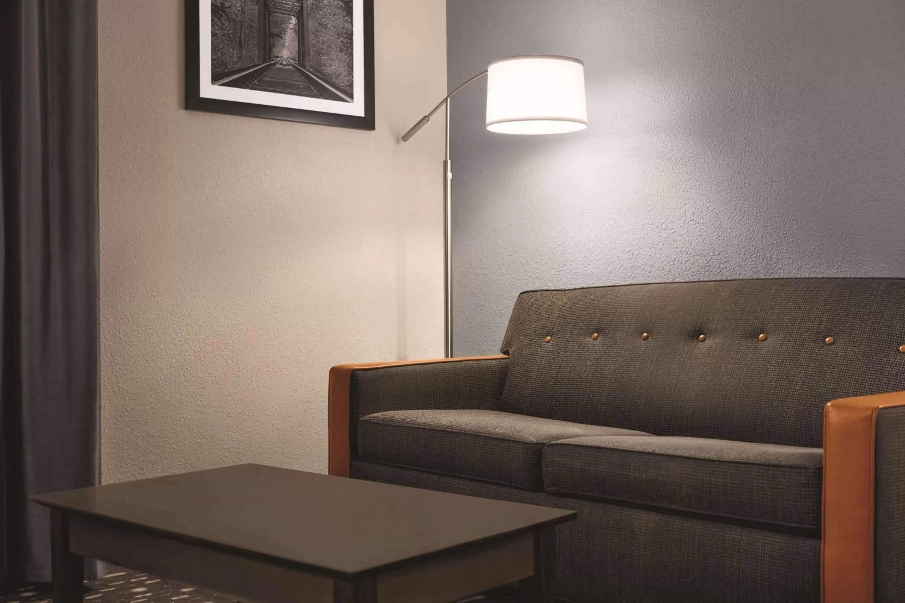 Bedroom, Seating Area in Country Inn & Suites by Radisson, Auburn, IN