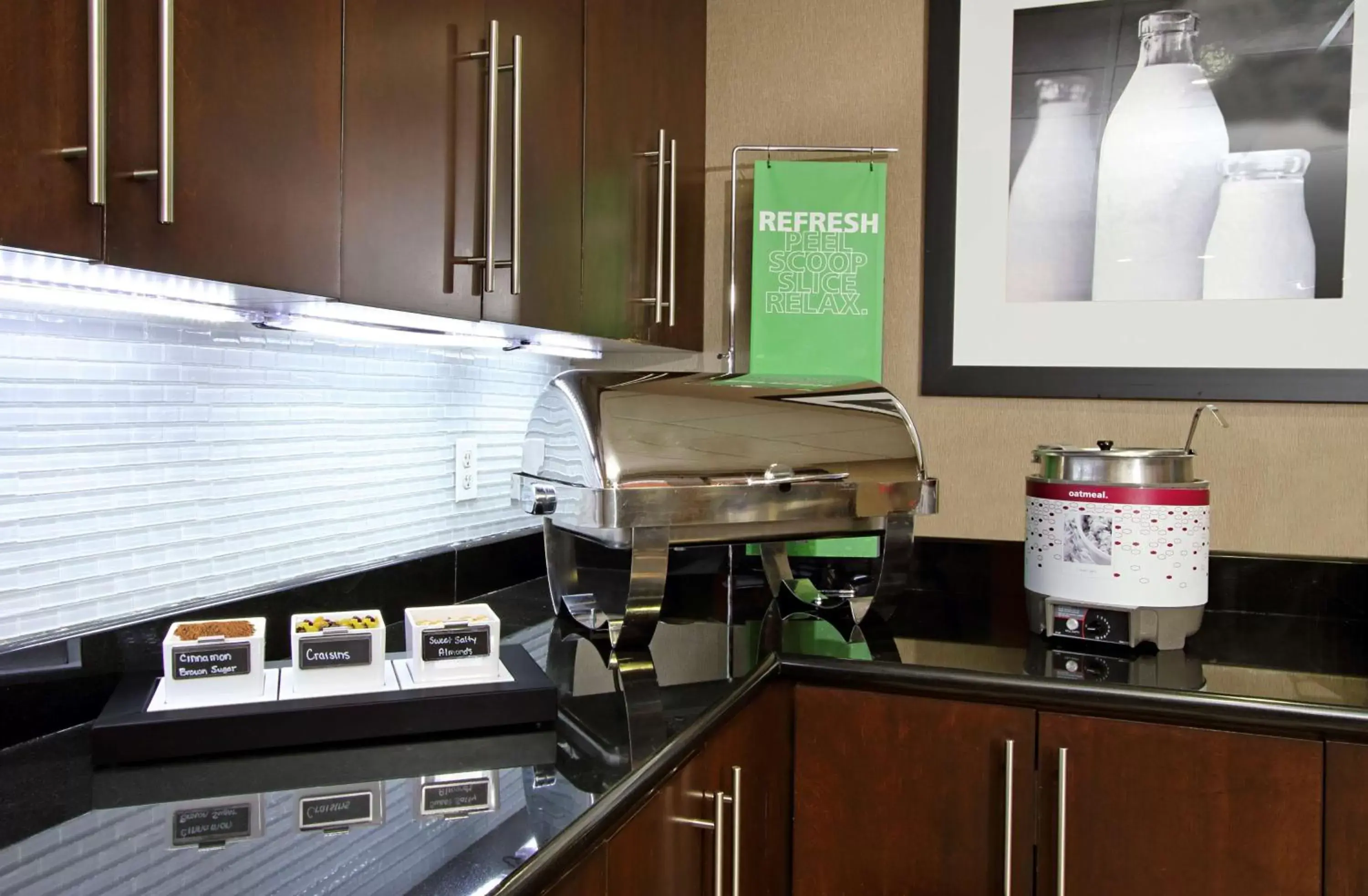 Dining area, Kitchen/Kitchenette in Hampton Inn & Suites Columbus Hilliard