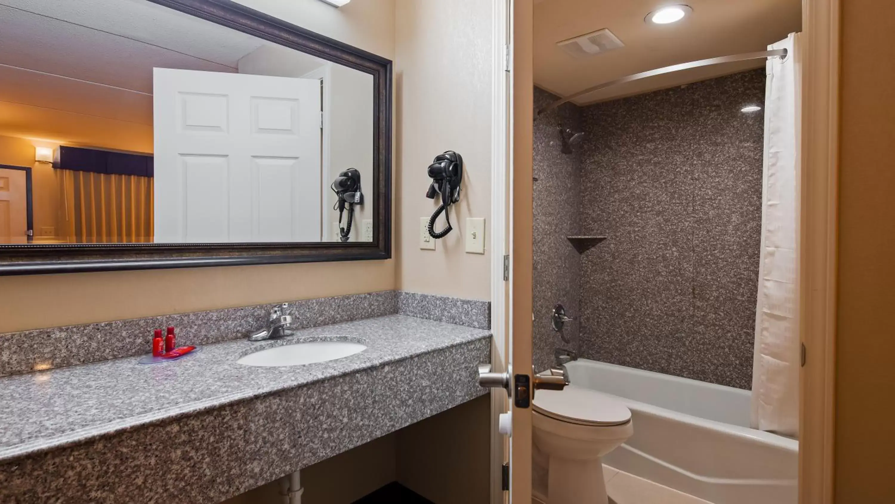 Shower, Bathroom in SureStay Hotel by Best Western Tupelo North