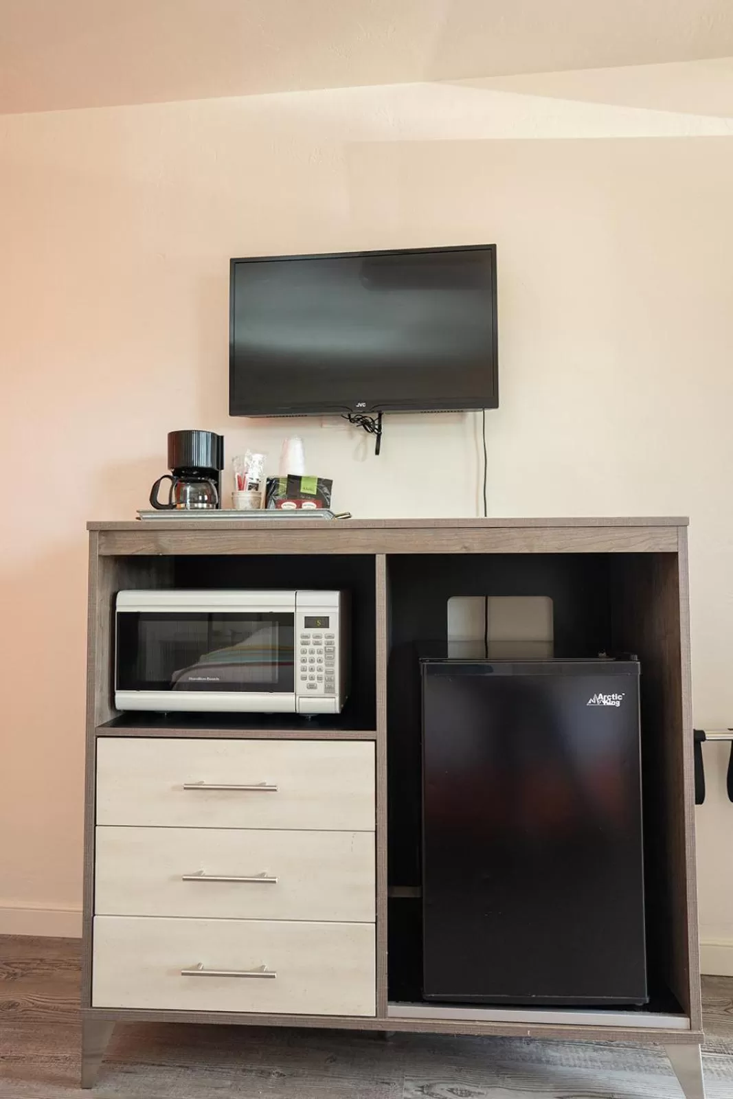 TV and multimedia in The Atomic Blue Motor-Inn