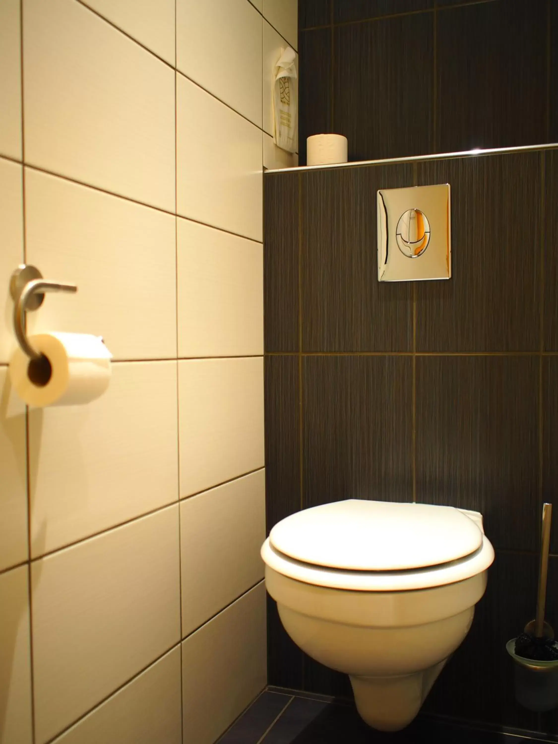 Toilet, Bathroom in The Originals City, Hôtel Aster, Saint-Avold Nord (Inter-Hotel)