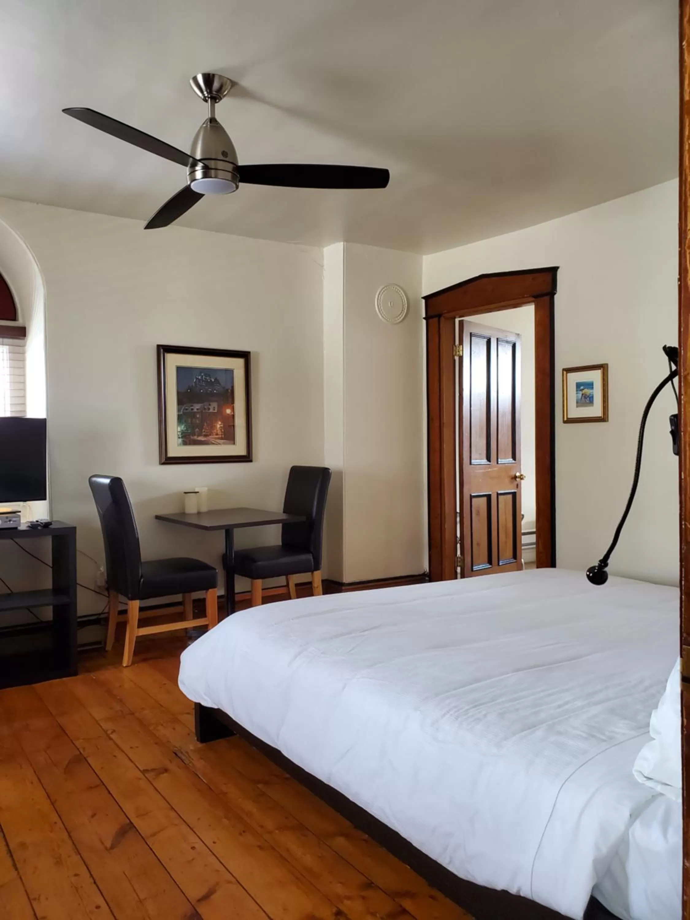 Bedroom, Bed in Orange Bistro