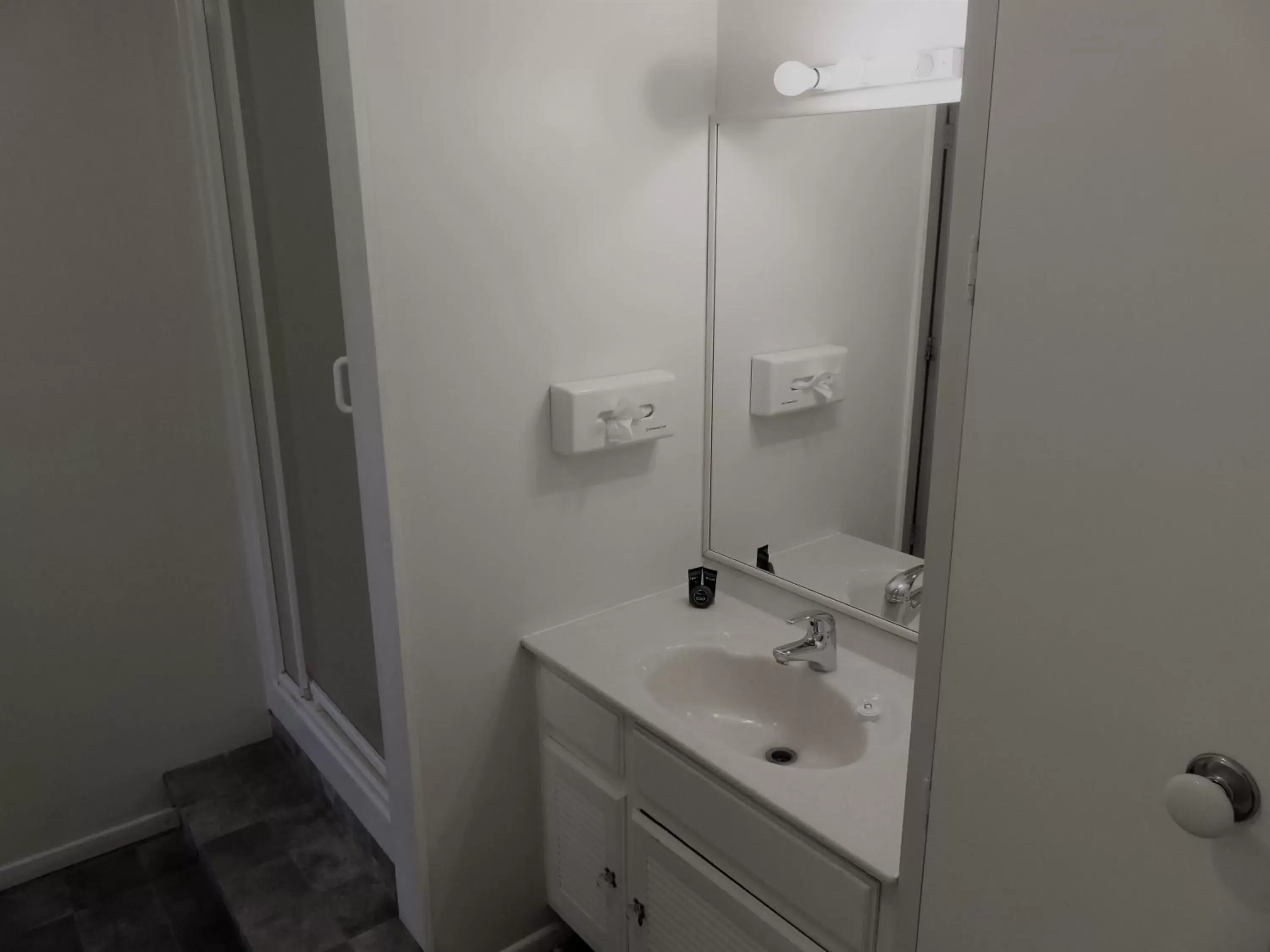 Shower, Bathroom in Admirals Motor Lodge