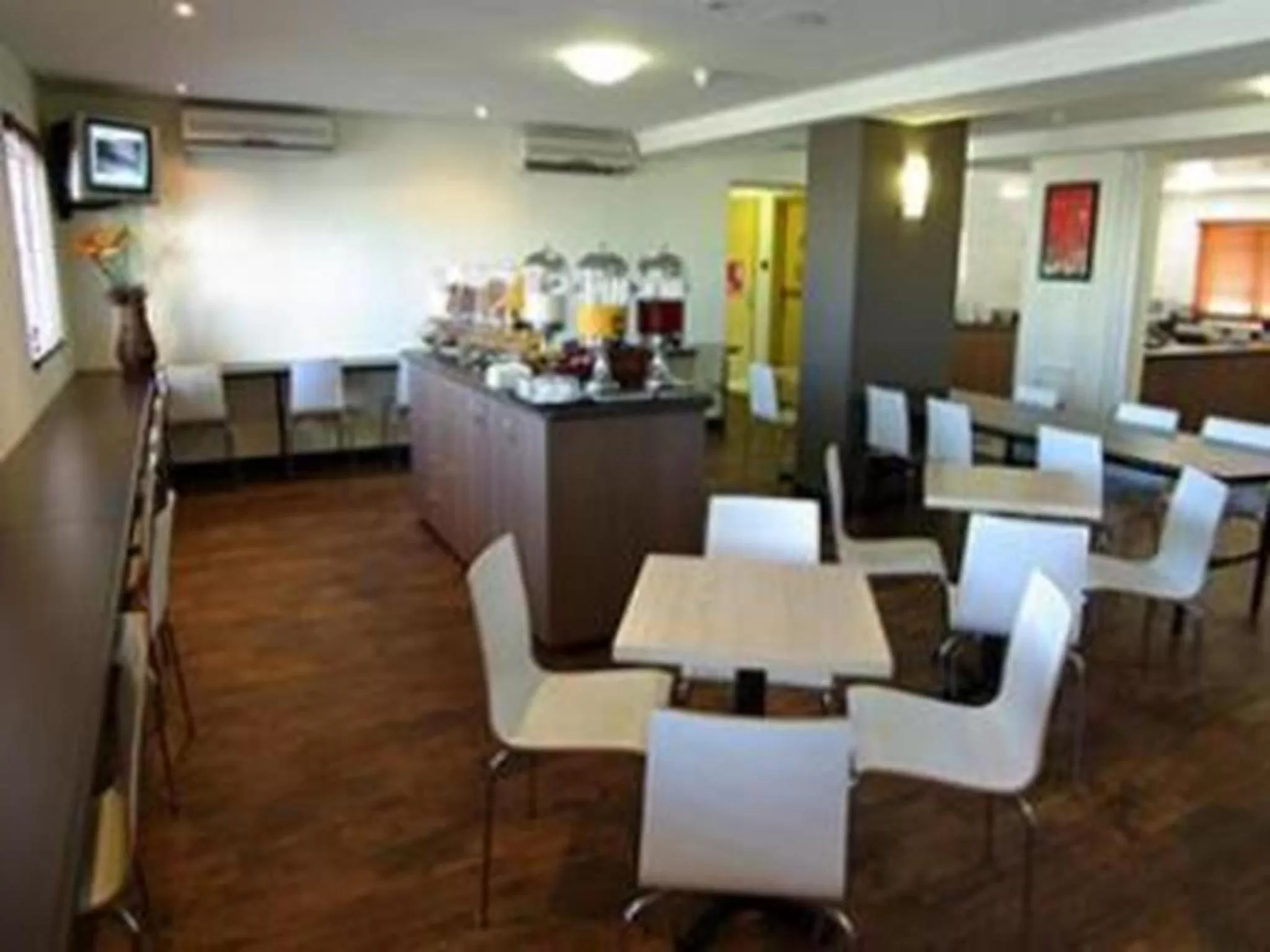 Restaurant/places to eat in ibis Budget Perth Airport