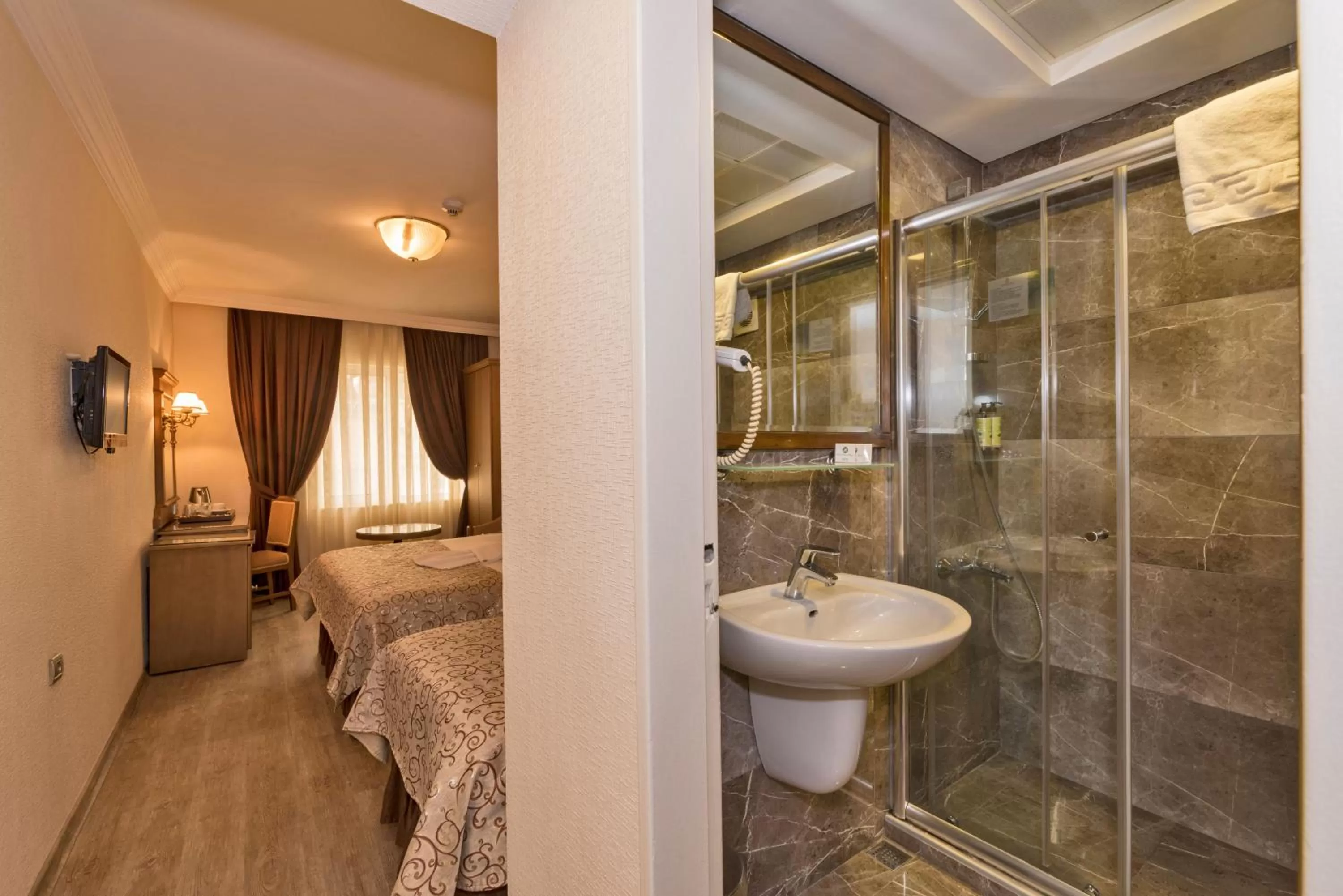 Shower, Bed in Laleli Gonen Hotel