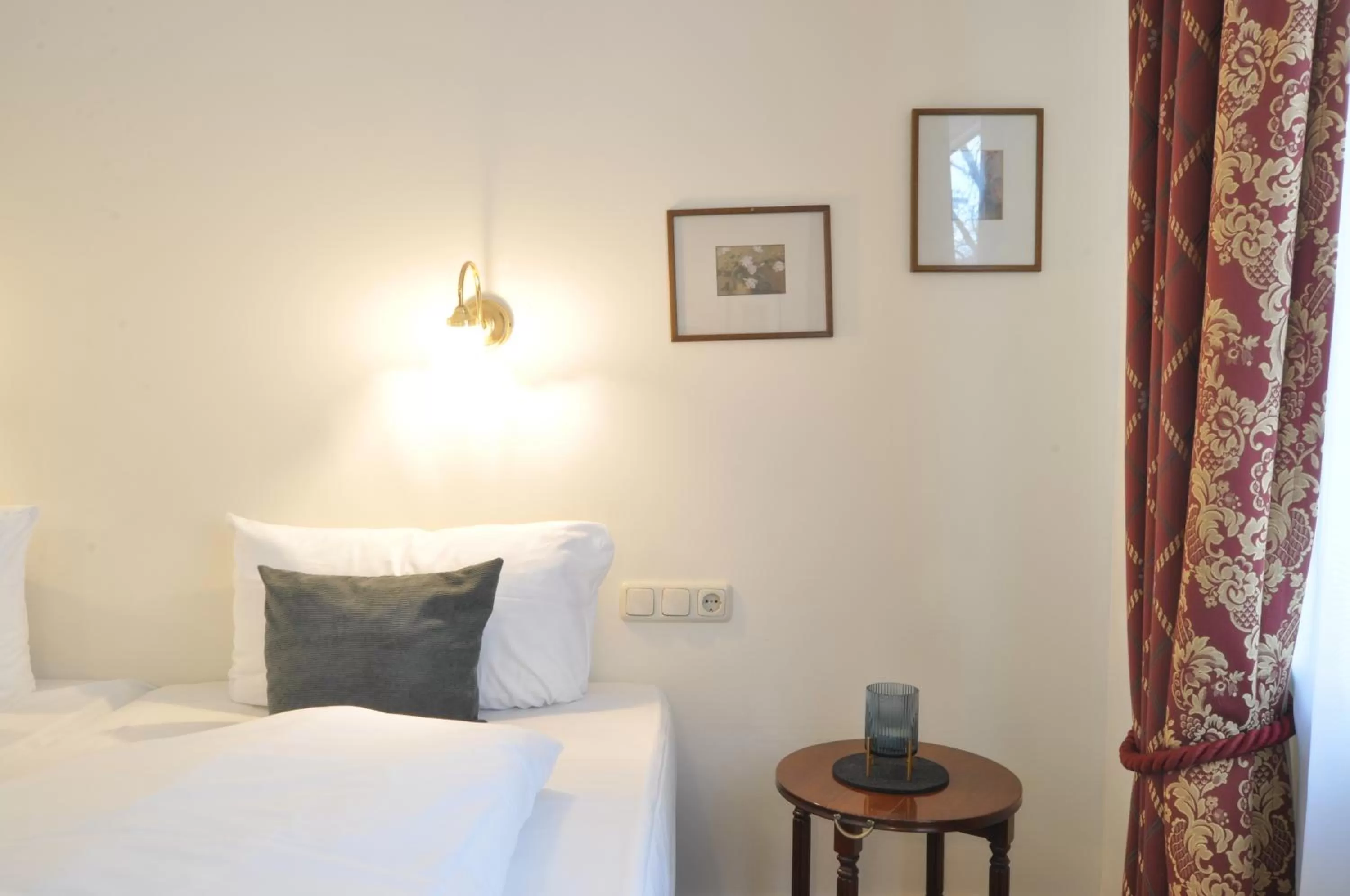 Bed in Hotel Altmünchen by Blattl