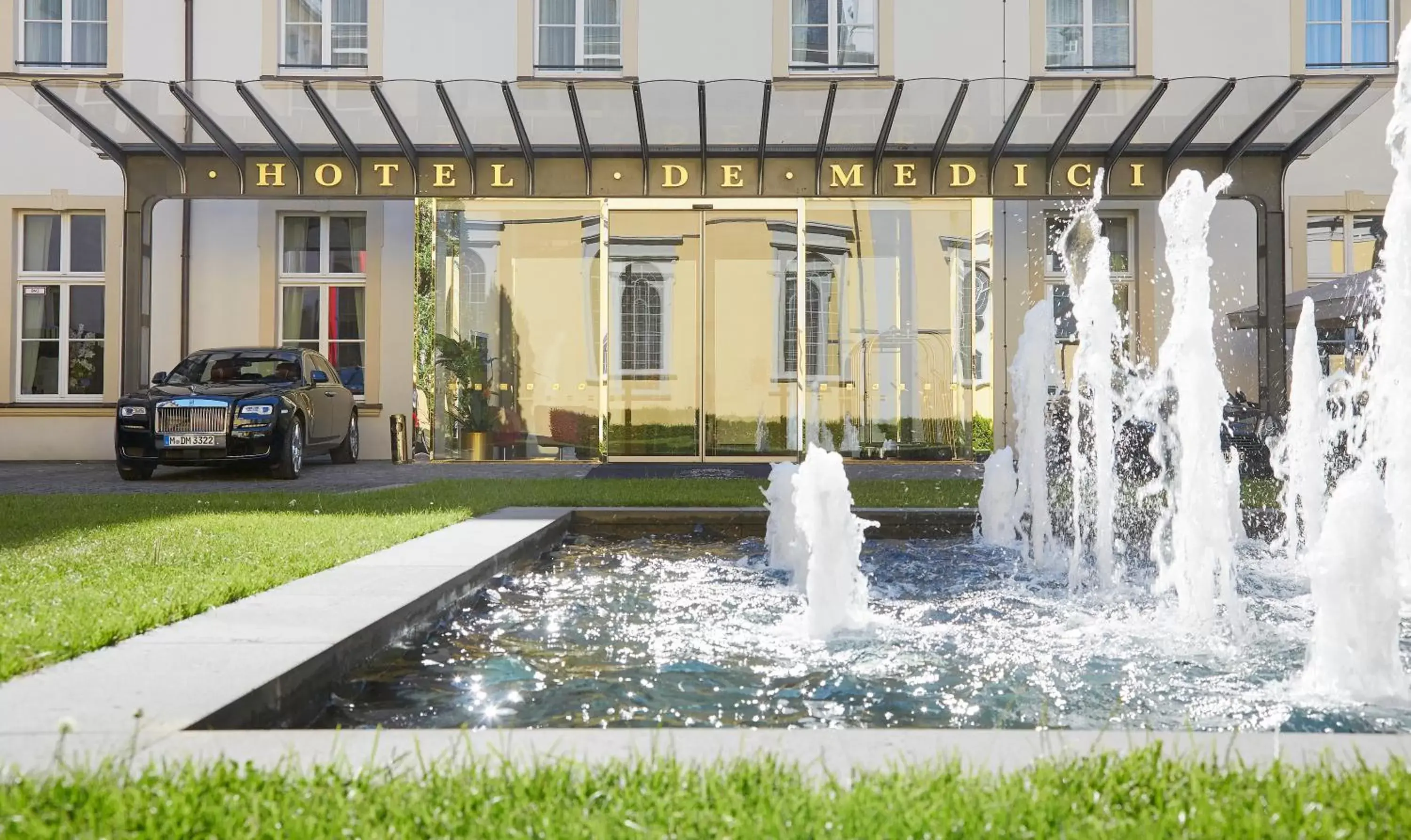 Facade/entrance in Living Hotel De Medici