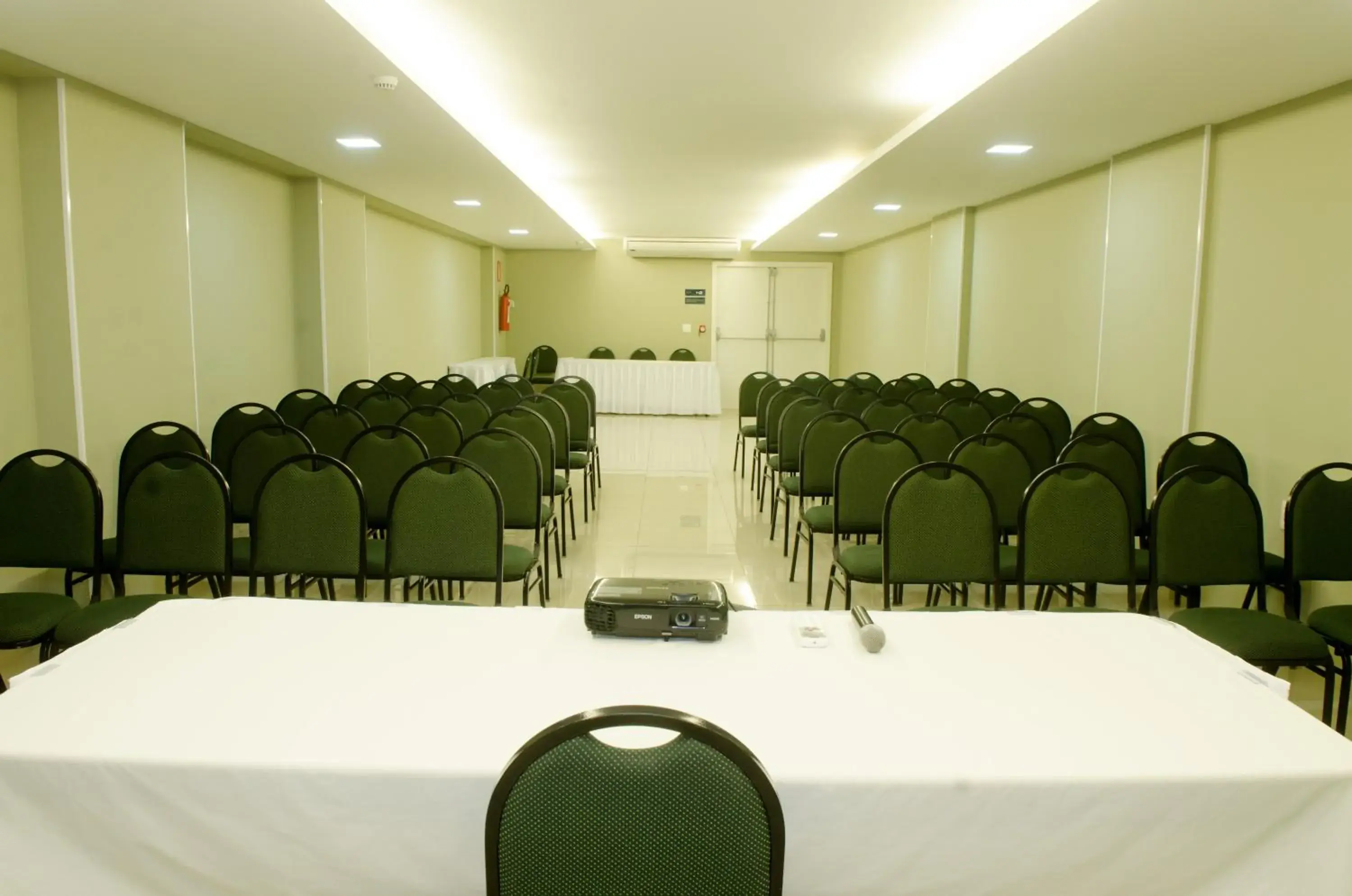 Meeting/conference room in Ímpar Suítes Expominas