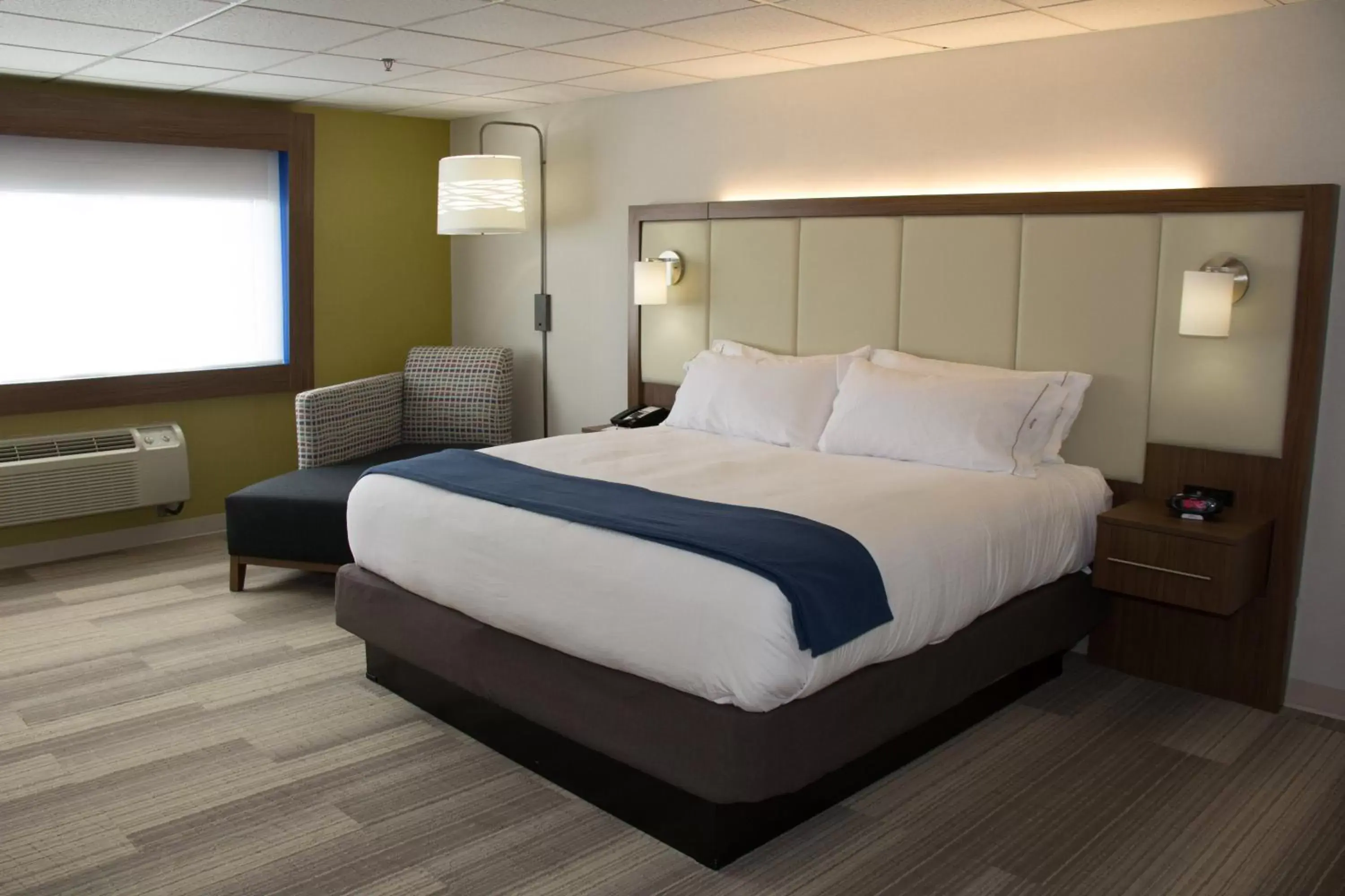 Photo of the whole room, Bed in Holiday Inn Express Salt Lake City Downtown, an IHG Hotel