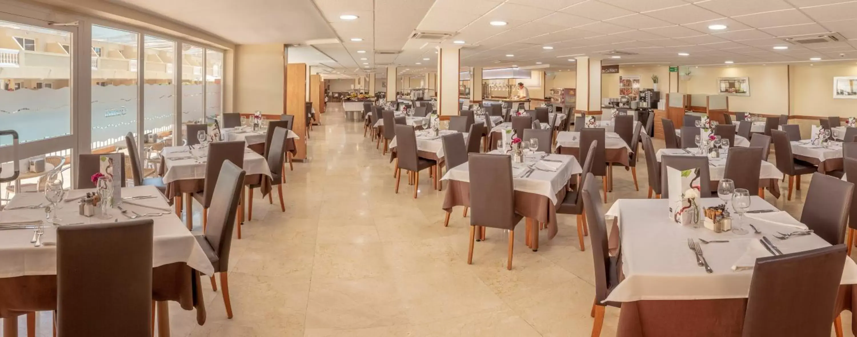 Restaurant/Places to Eat in Hotel RH Casablanca Suites