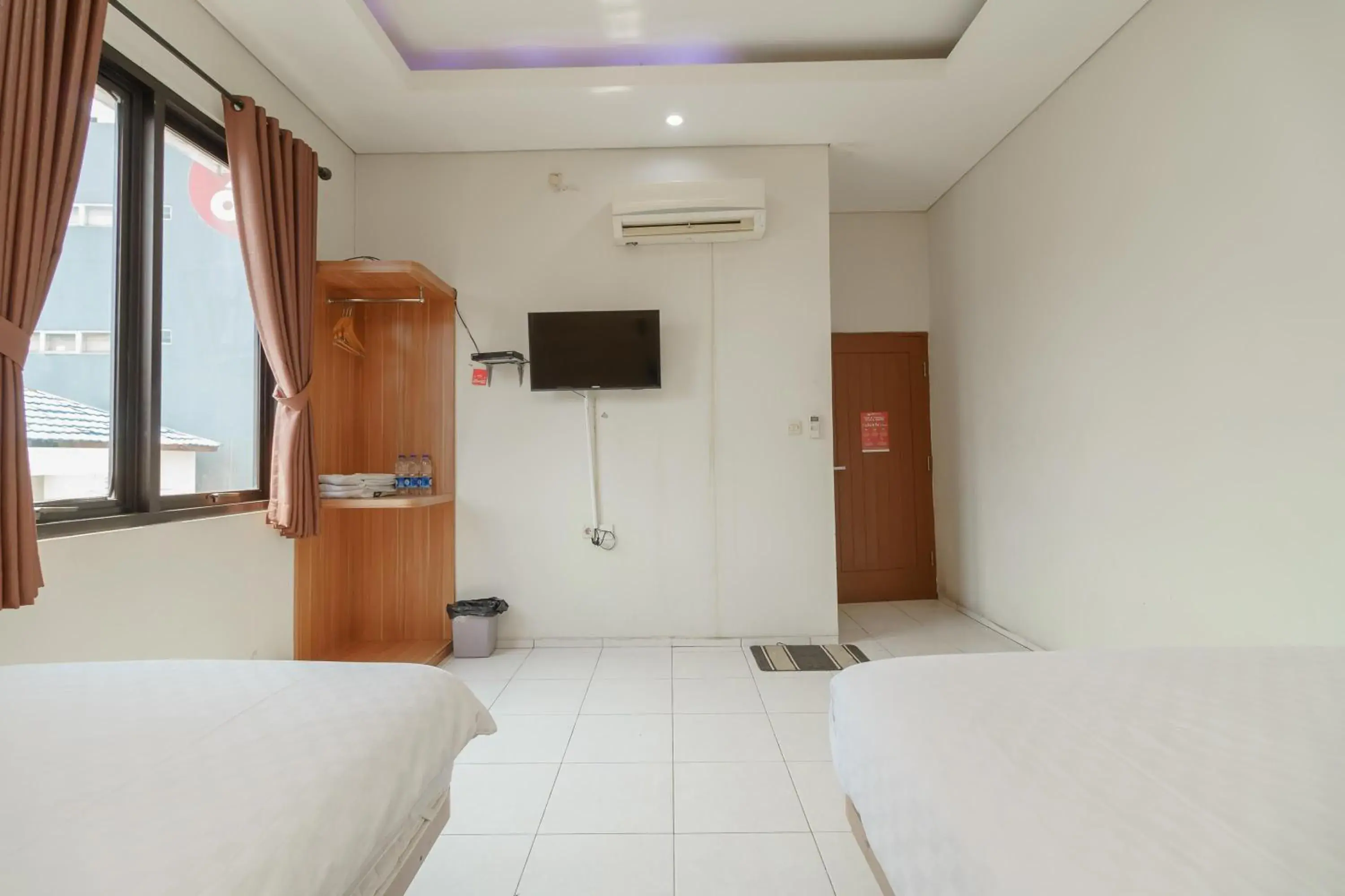 Bed in Green Apple Residence near Sarinah Mitra RedDoorz Bed in Green Apple Residence near Sarinah Mitra RedDoorz