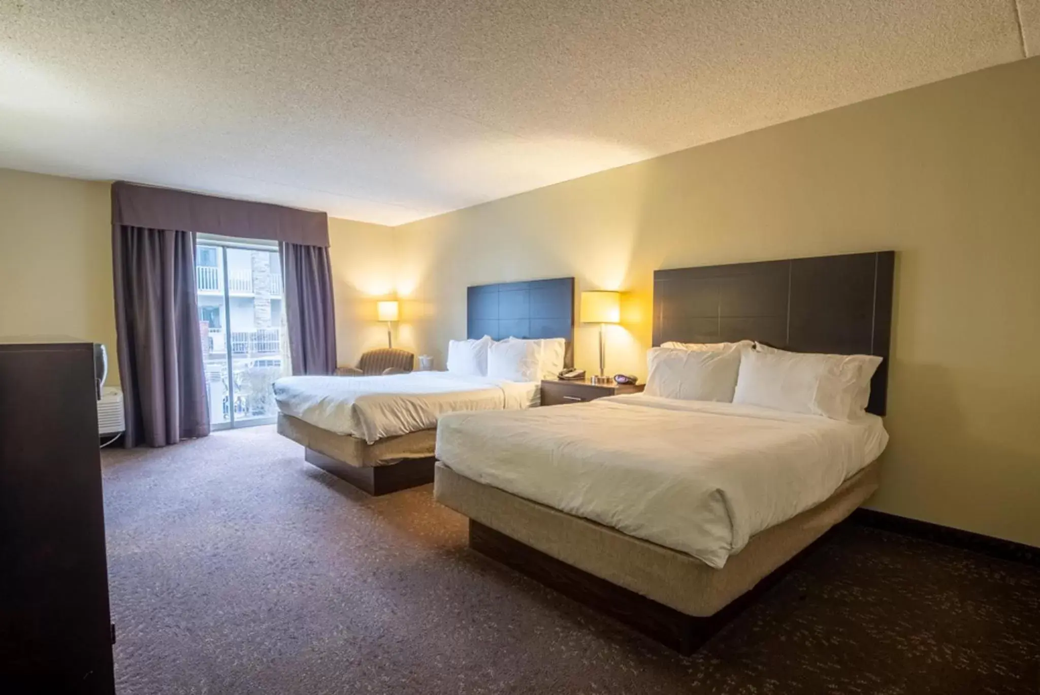 Photo of the whole room, Bed in Holiday Inn Express Hotel & Suites Pittsburgh Airport, an IHG Hotel