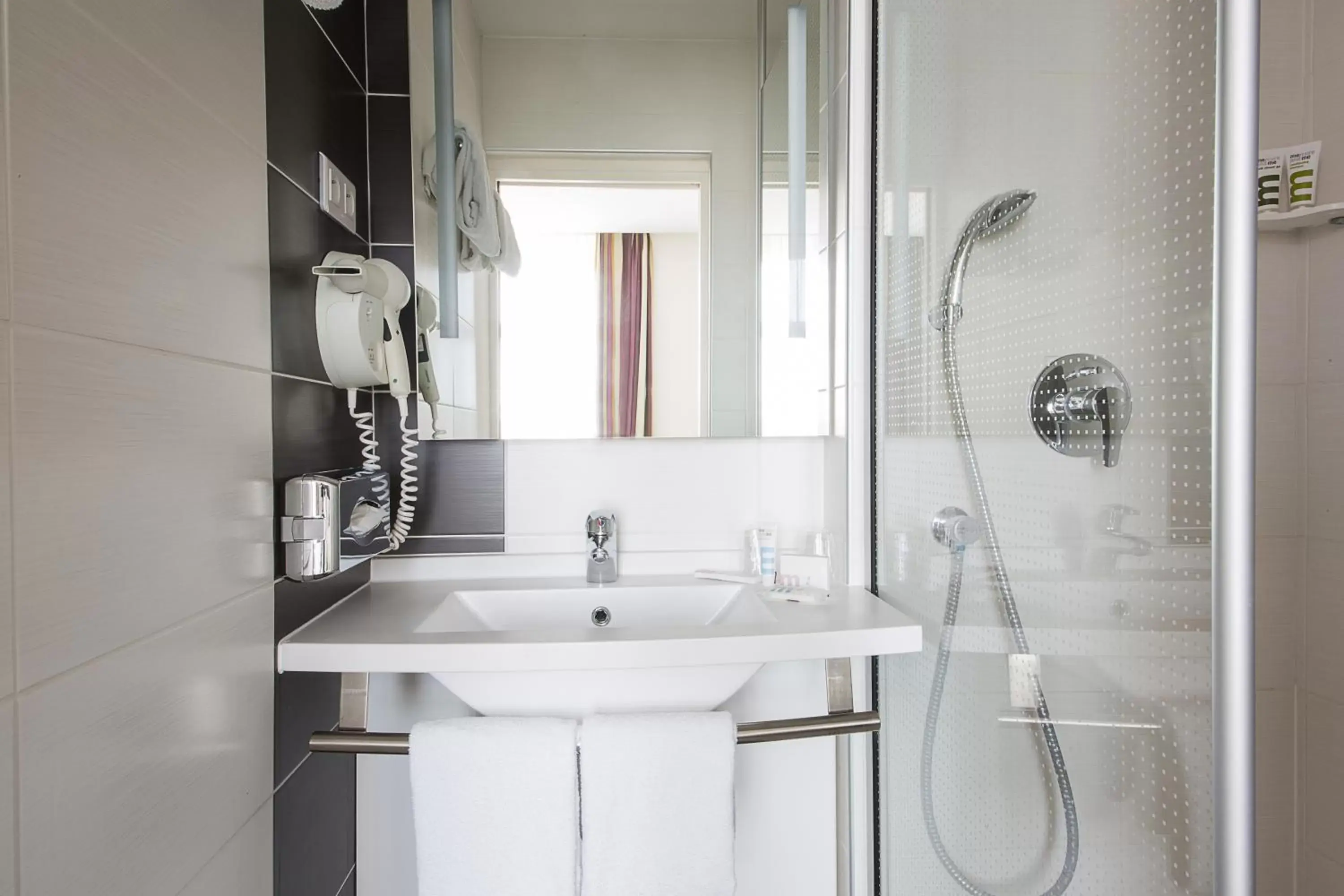 Bathroom in Mercure Lille Roubaix Grand Hôtel