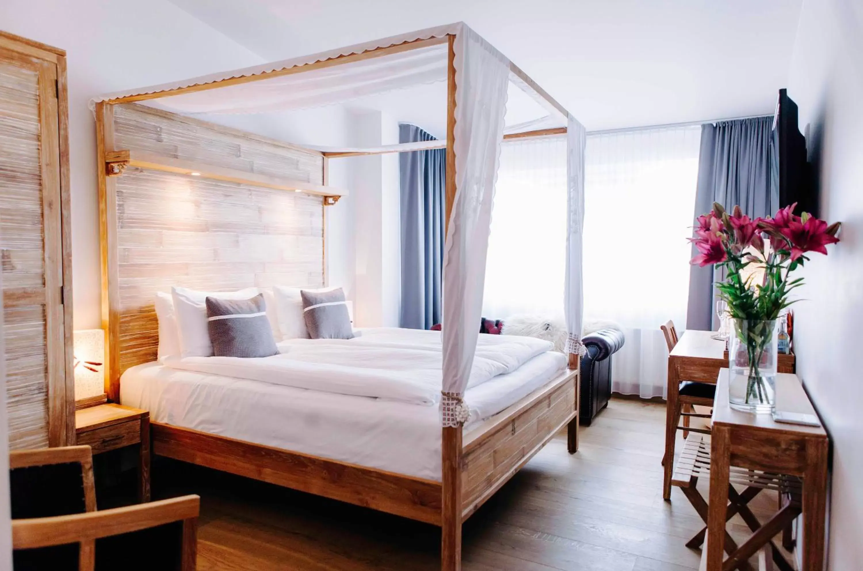 Bedroom, Bed in Eyja Guldsmeden Hotel