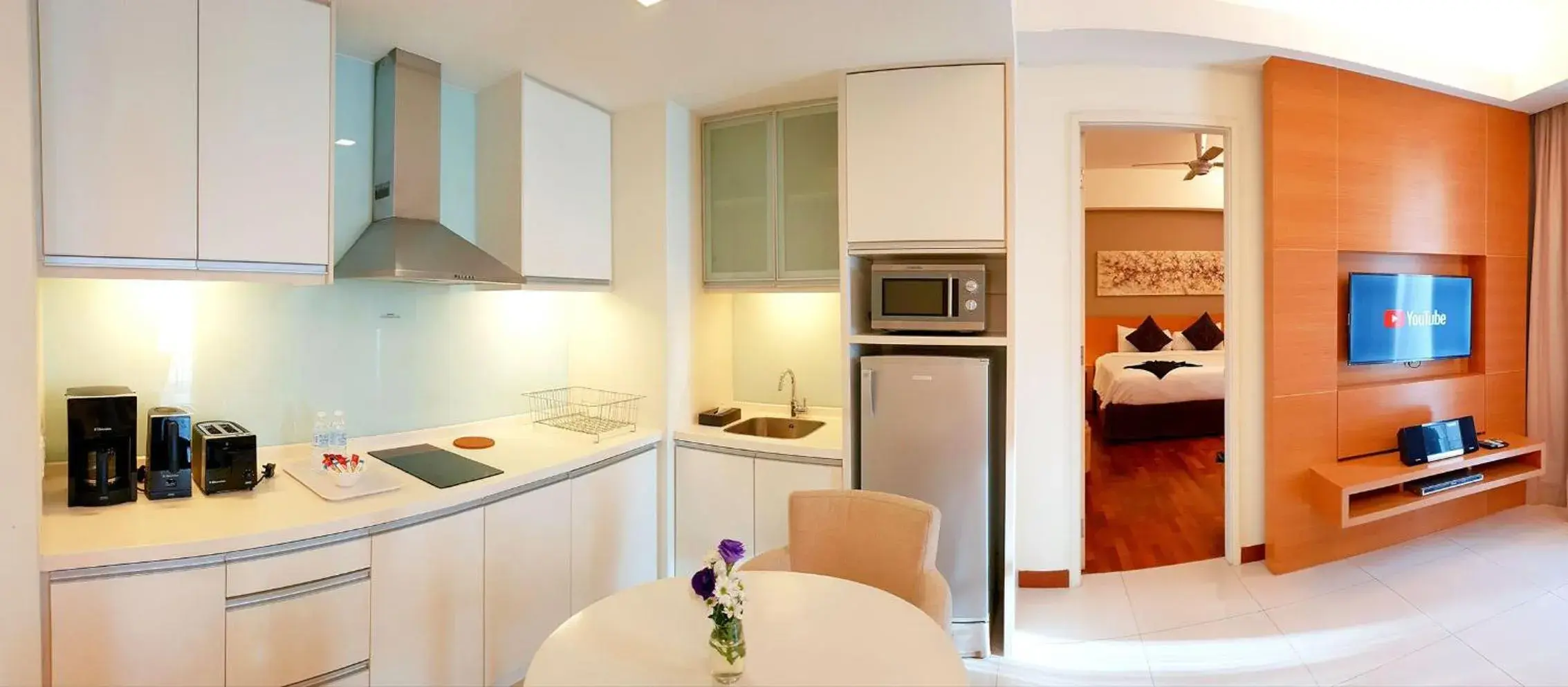 TV and multimedia, Kitchen/Kitchenette in Cormar Suites