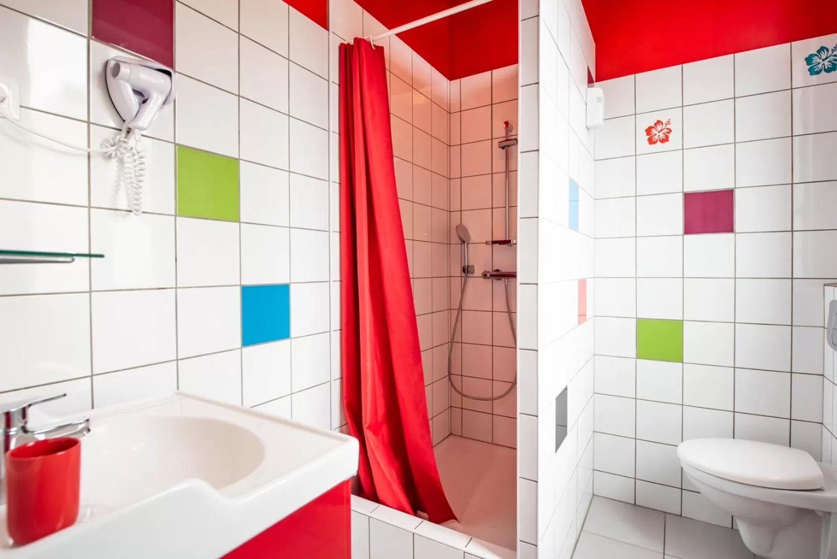 Shower in VILLA ZENITH Hostel - LA MAISON