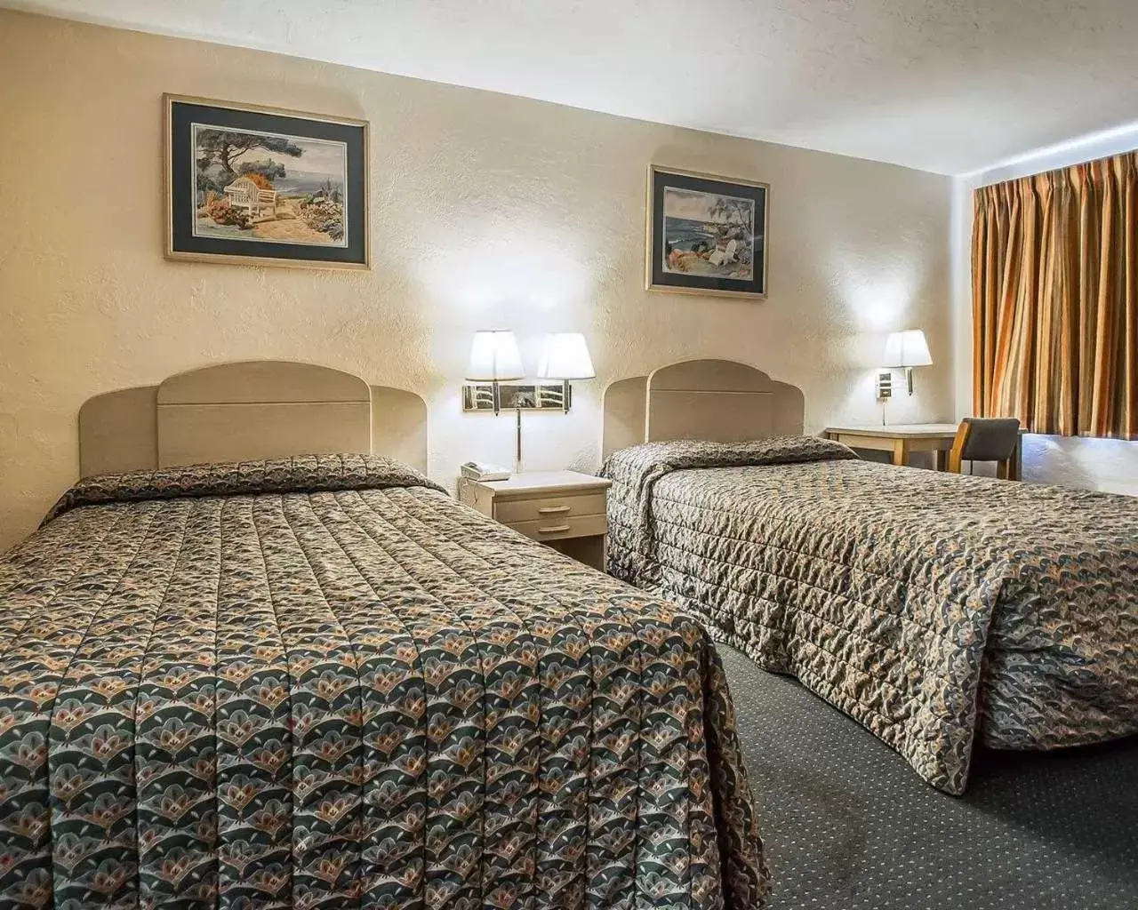 Double Room with Two Double Beds - Smoking in Rodeway Inn Gainesville - University Area