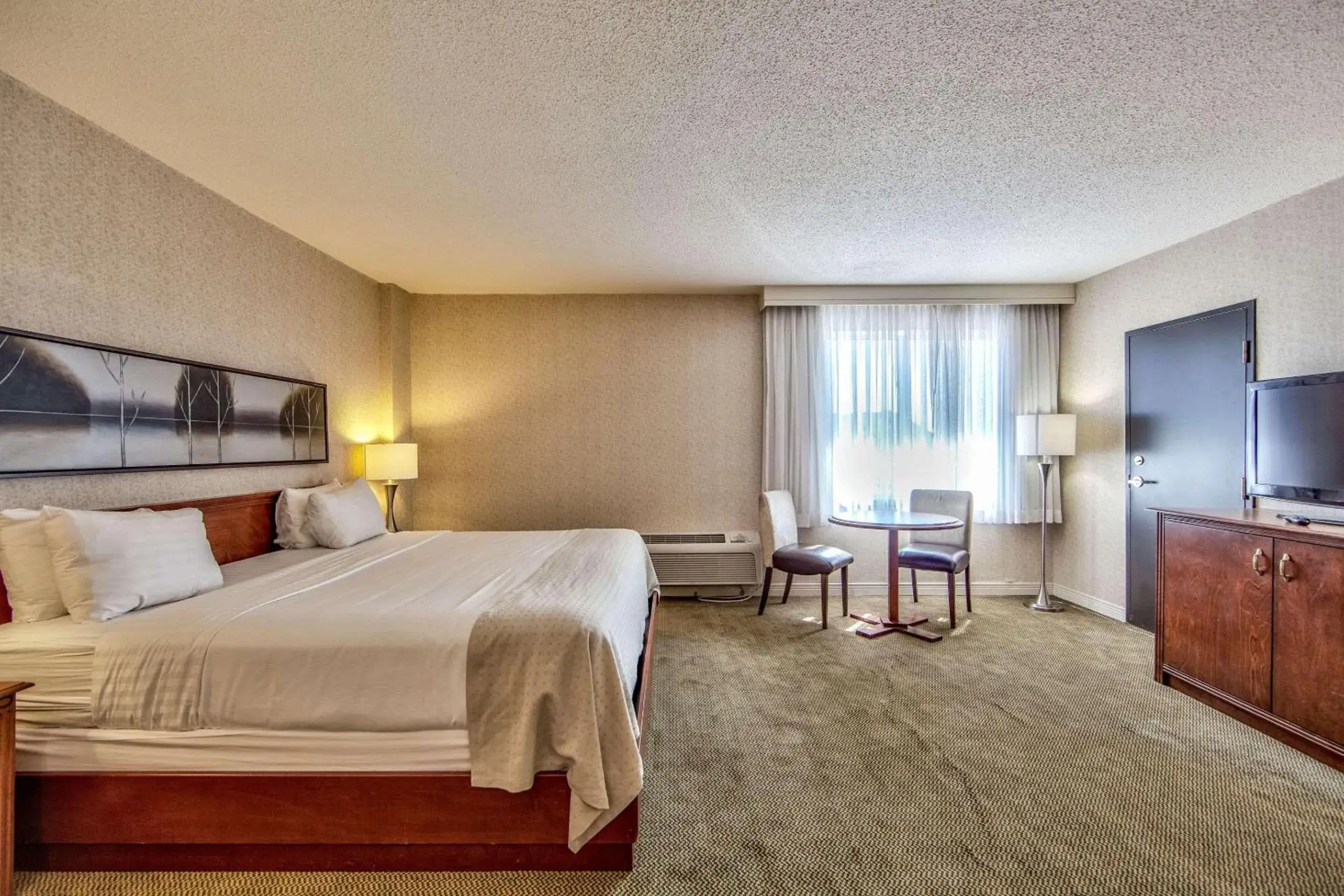 Bedroom in Radisson Hotel Montreal Airport