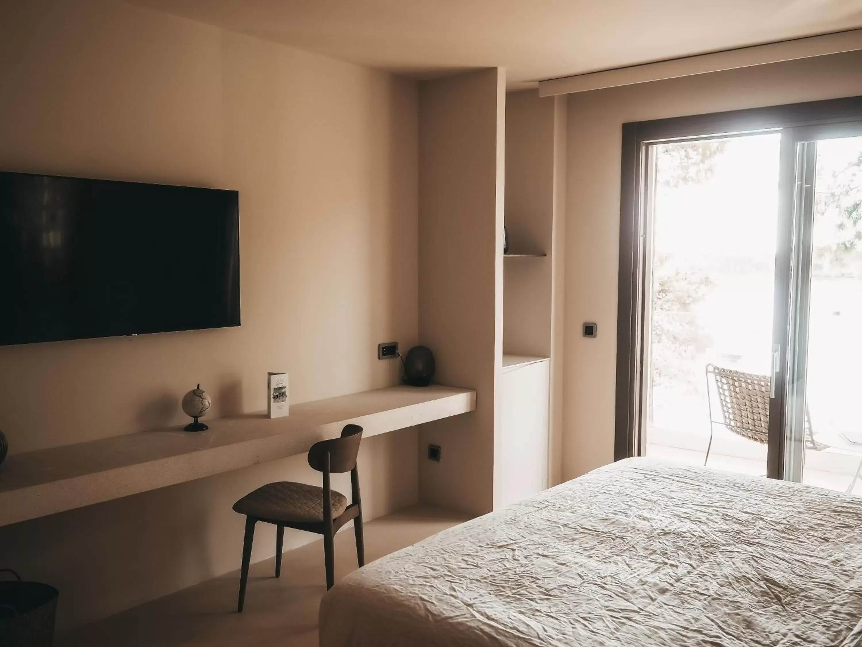 Bed, TV/Entertainment Center in Barefoot Hotel Mallorca