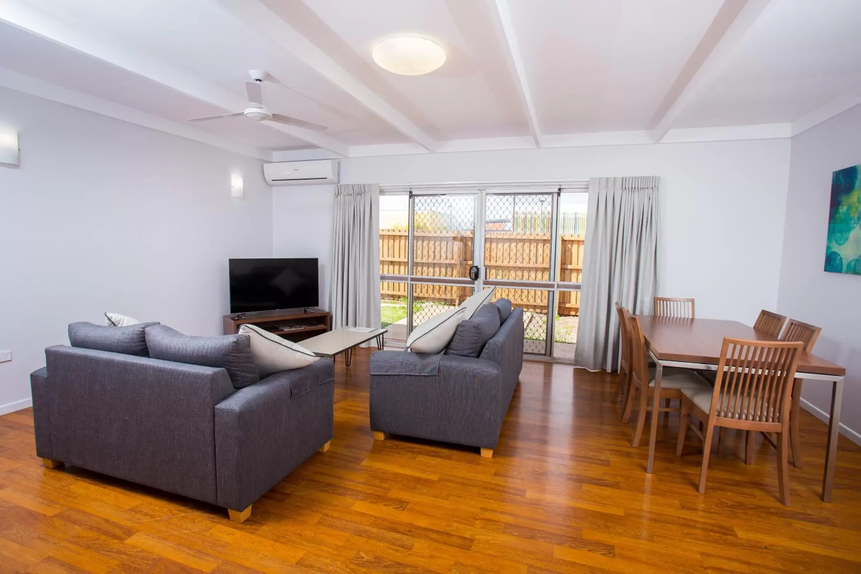 Photo of the whole room, Seating Area in Wilsonton Hotel Toowoomba